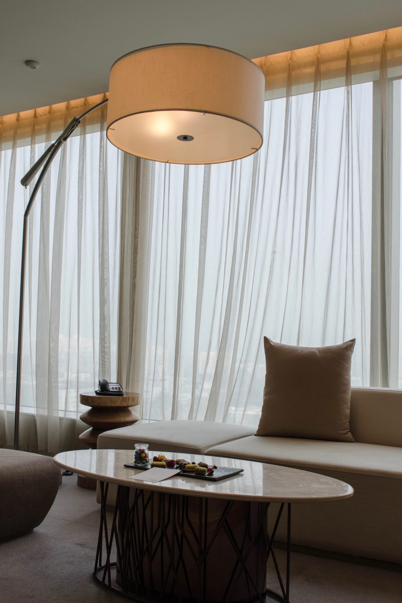 EAST Hotel Peking: Auch eine schicke Sitzecke befindet sich im Zimmer