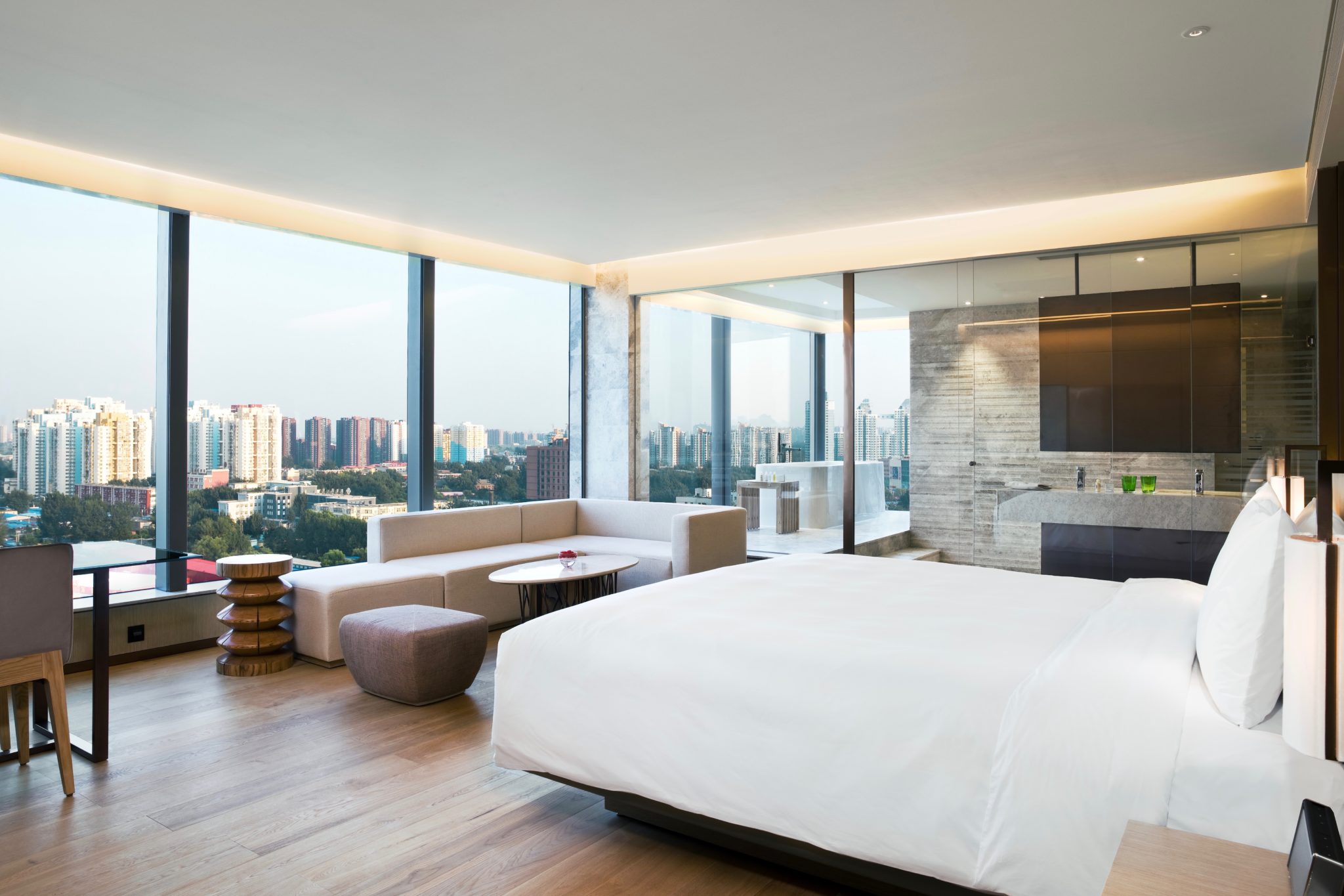 Das Studio des East Beijing ist eines der größten Zimmer des Hotels