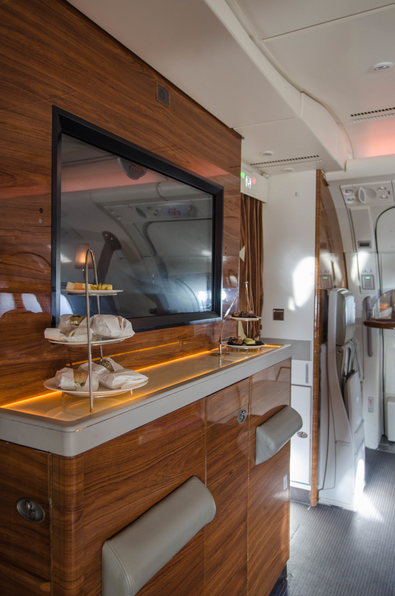 Emirates Business Class im A380: Auch Snacks werden in der Bar an Bord gereicht