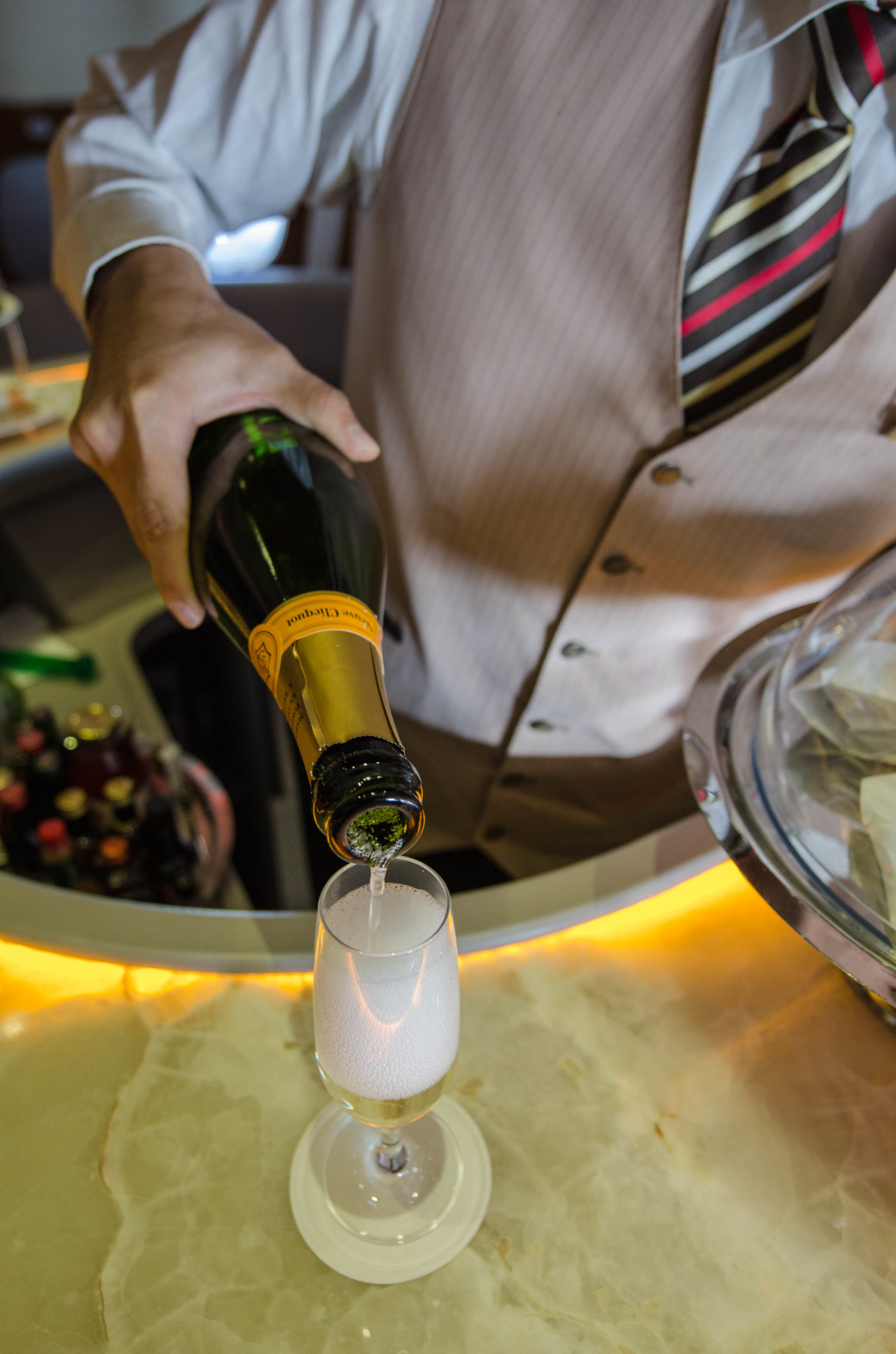 Emirates Business Class A380: Champagner gibt's auch in der Bar