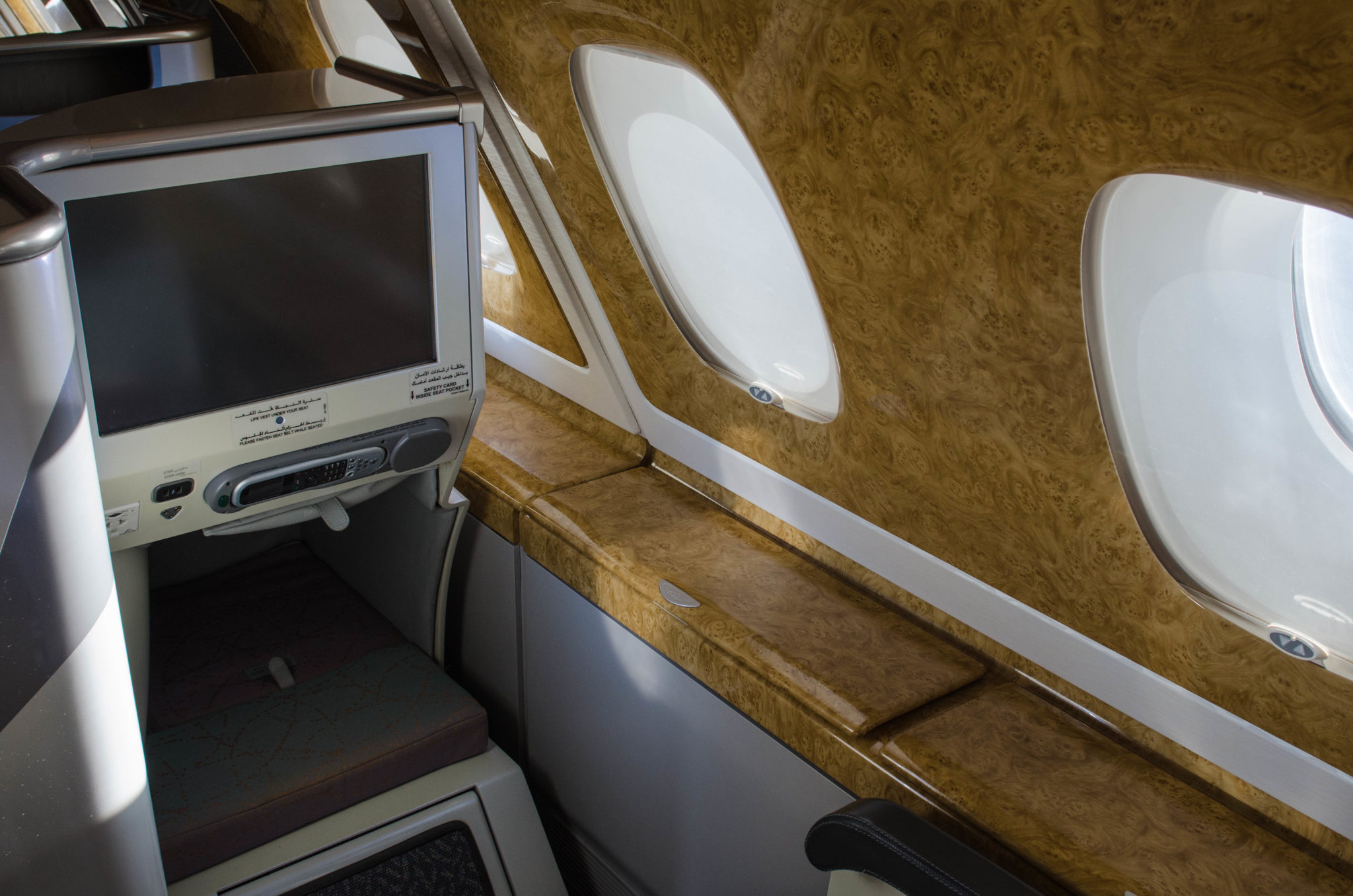 Emirates Business Class A380: Platz gibt es in jedem Sitz ohne Ende