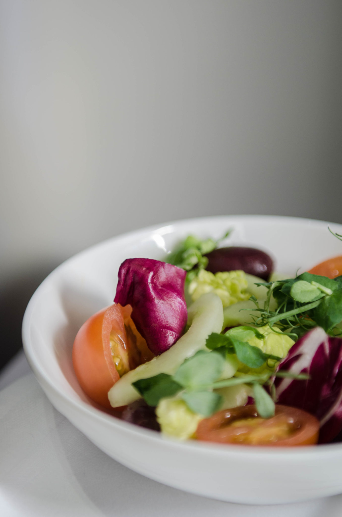 Ein Salat als Bordessen bei Emirates