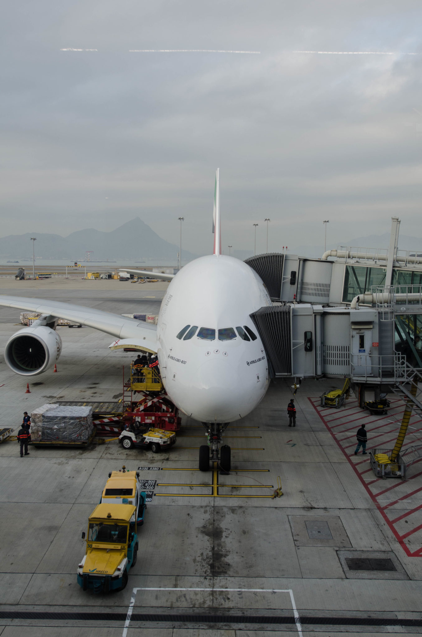 Mit dem Flugzeug kommt man einfach in die Megastadt.