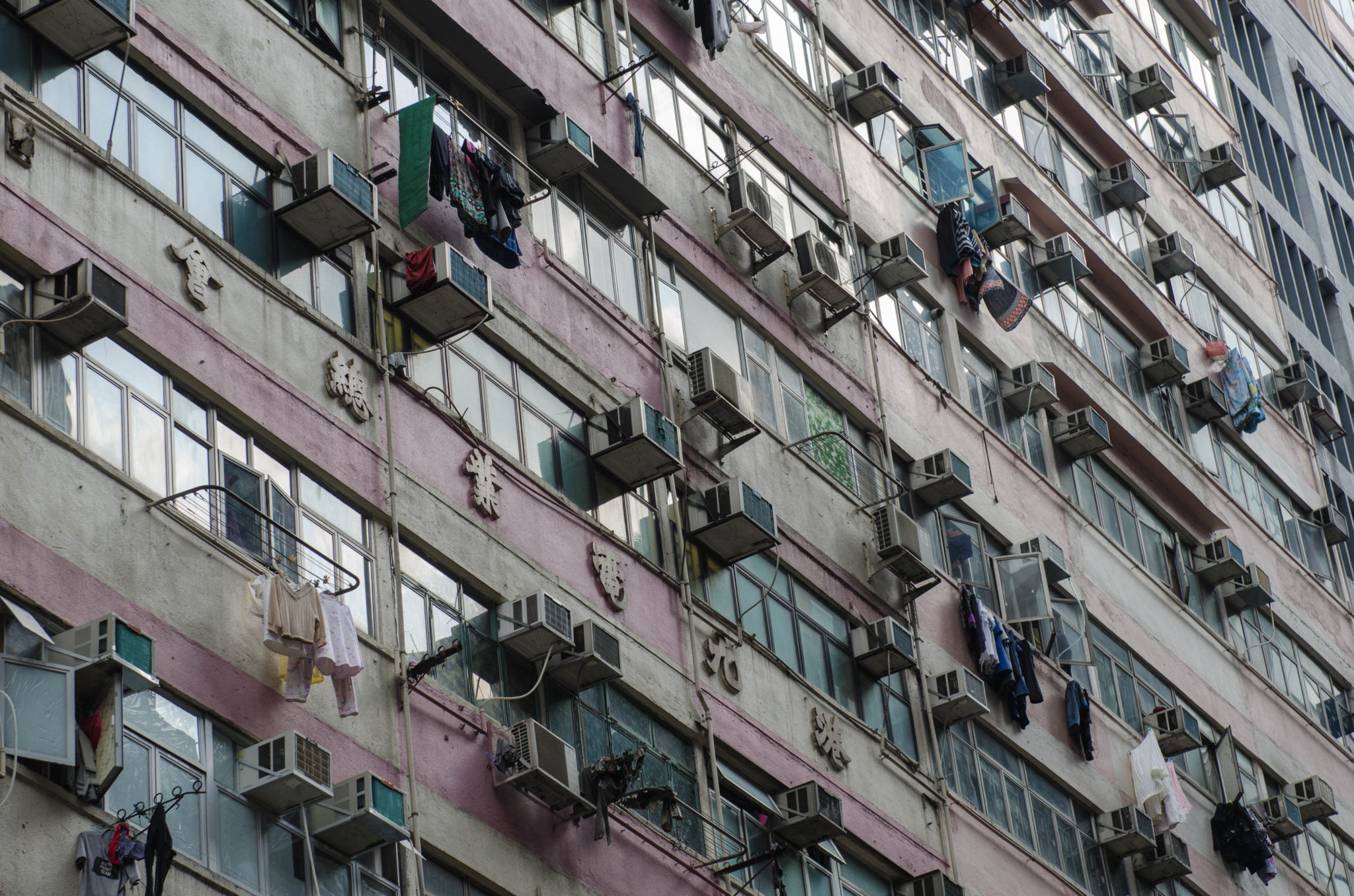 Die Hochhausfassaden sind ein typisches Merkmal von Hongkong.