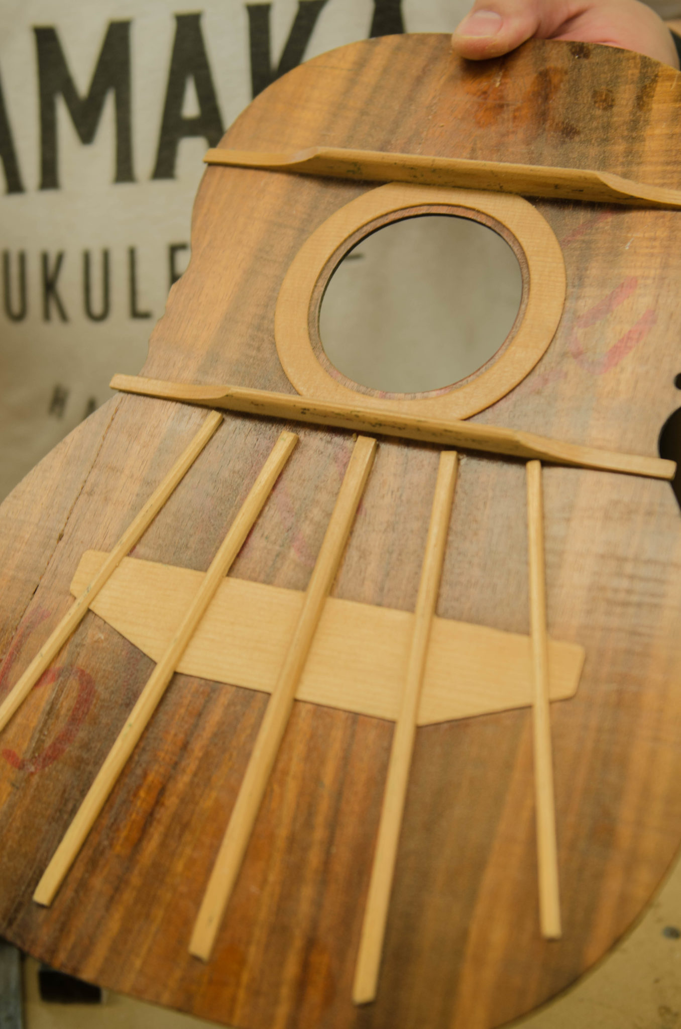 Ein Bauteil der Ukulele von Kamaka