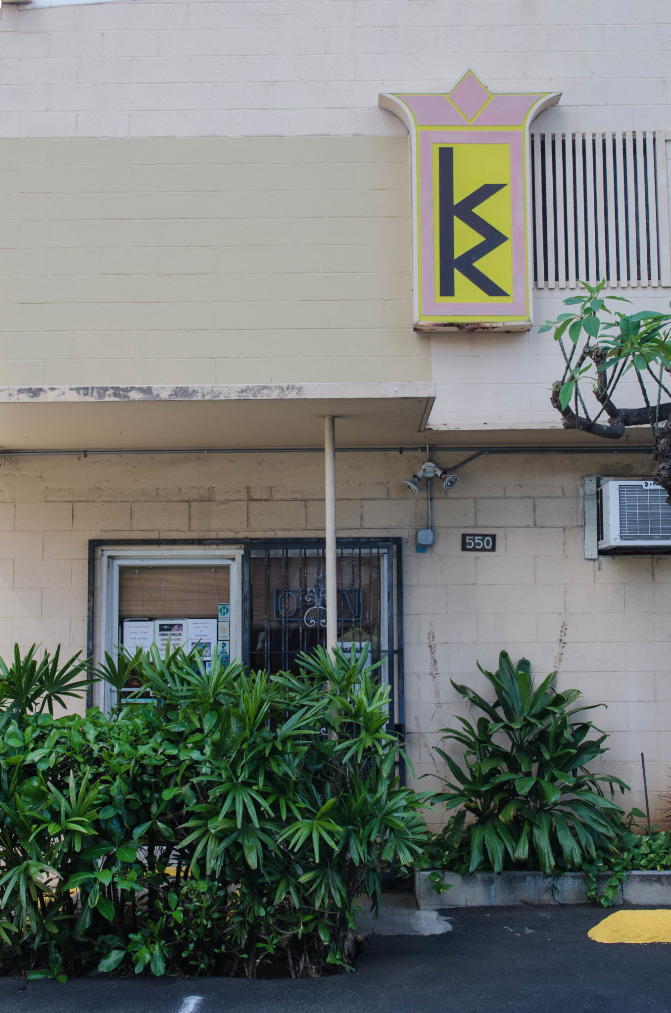 Der Eingang zur Ukulele-Fabrik von Kamaka in Oahu