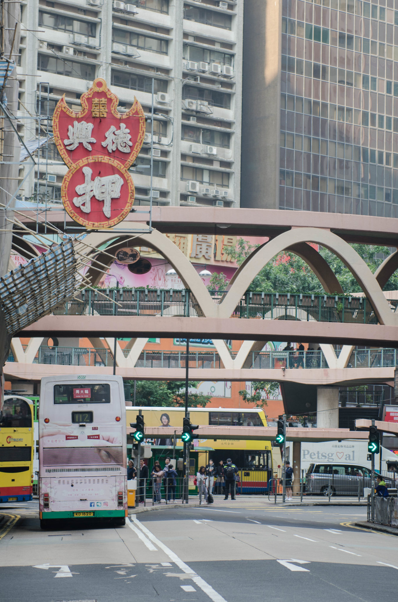 Vor dem Lanson Place ist viel Verkehr in Hongkong.