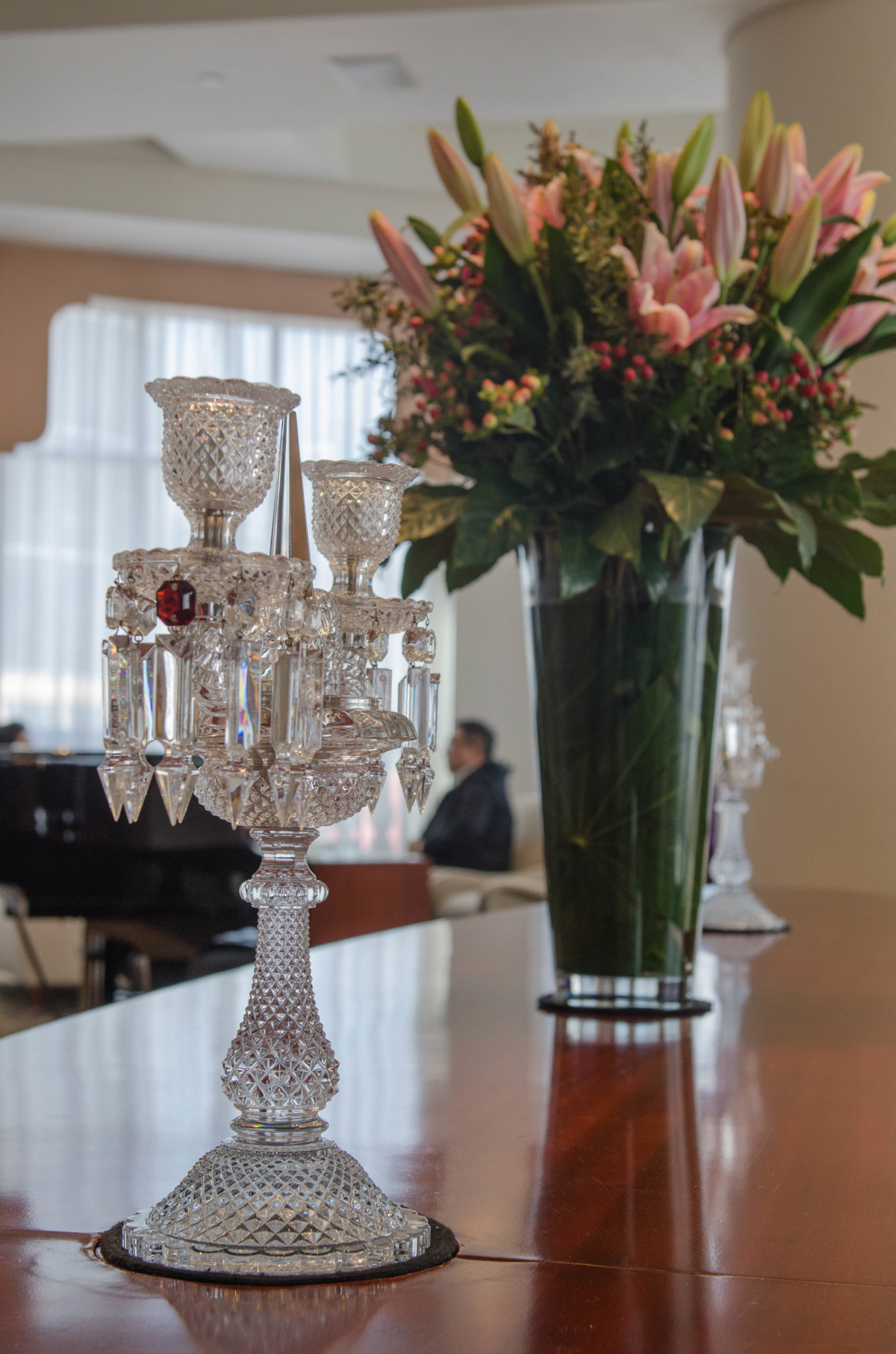 Ein Kerzenständer und Blumen im Foyer