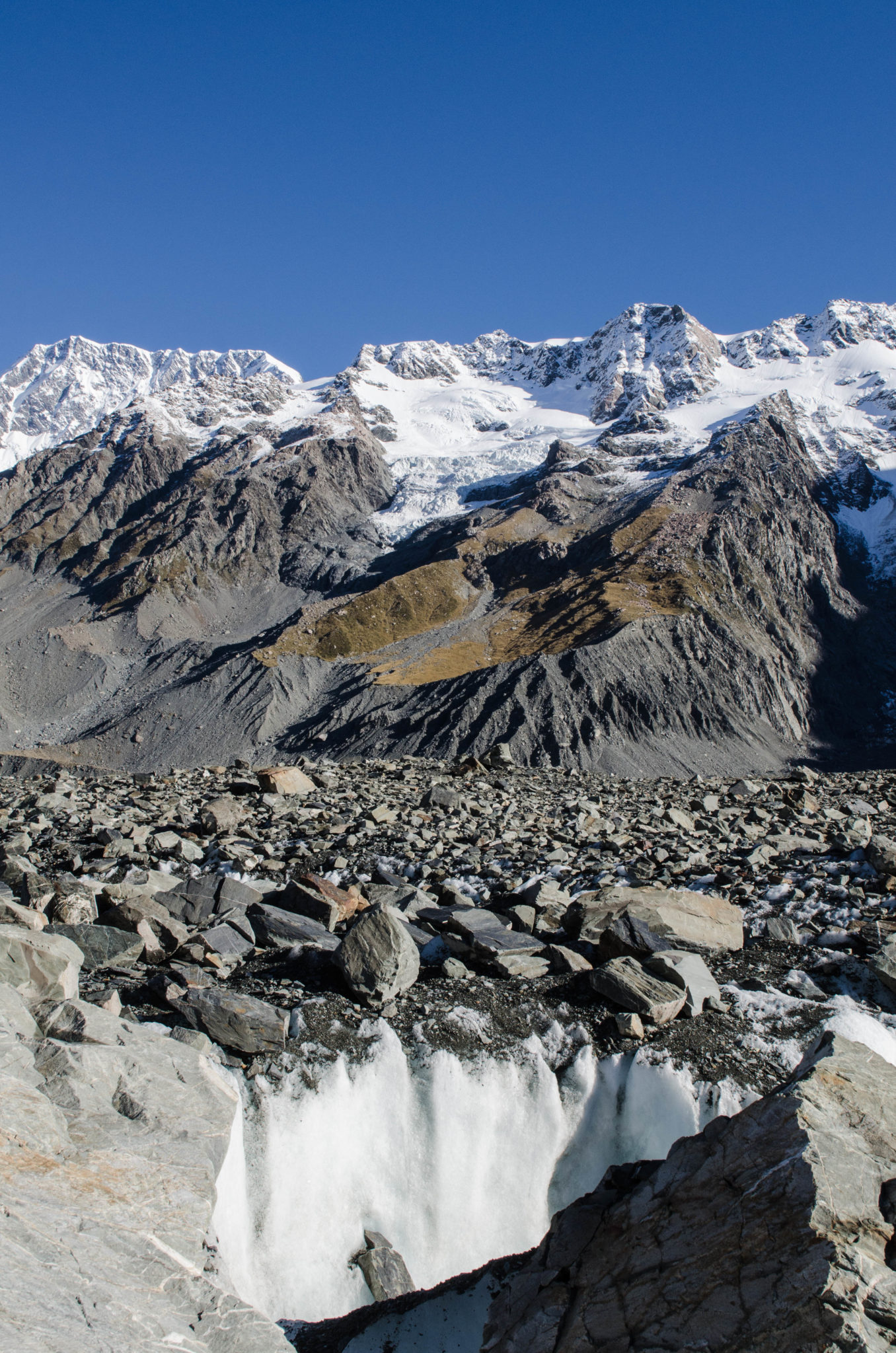 Stein und Geröll auf dem Tasman Gletscher am Mount Cook