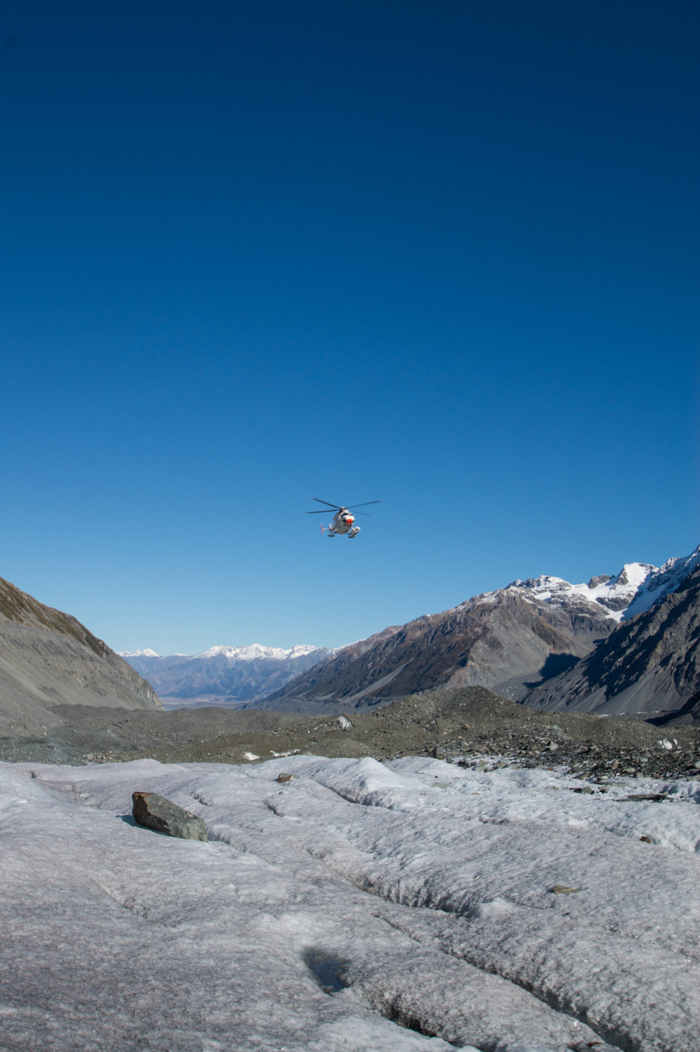 Der Hubrschauber fliegt zum Mount Cook