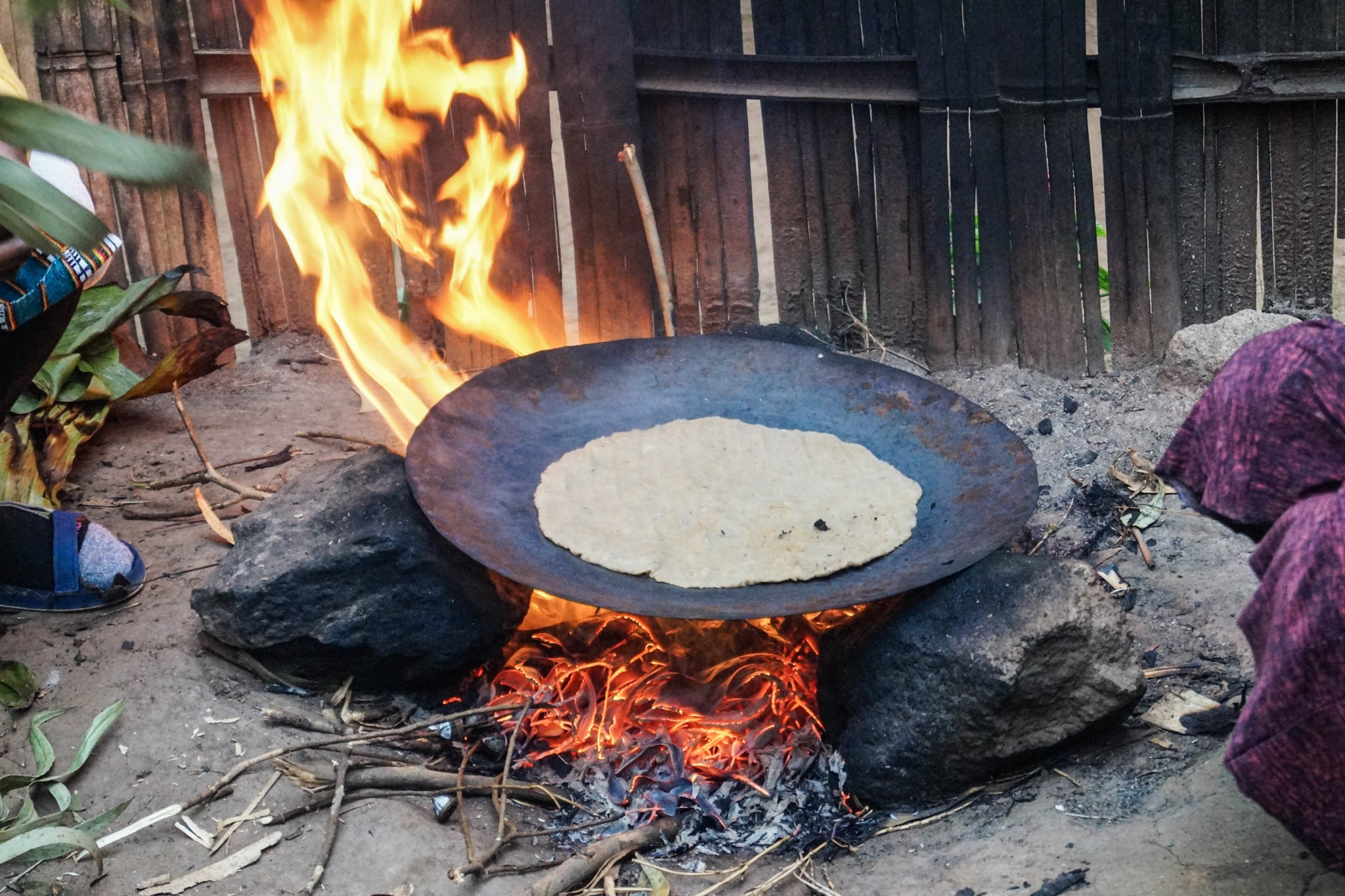 Das Brot wird im Dorf in Äthiopien über dem offenen Feuer gebraten.