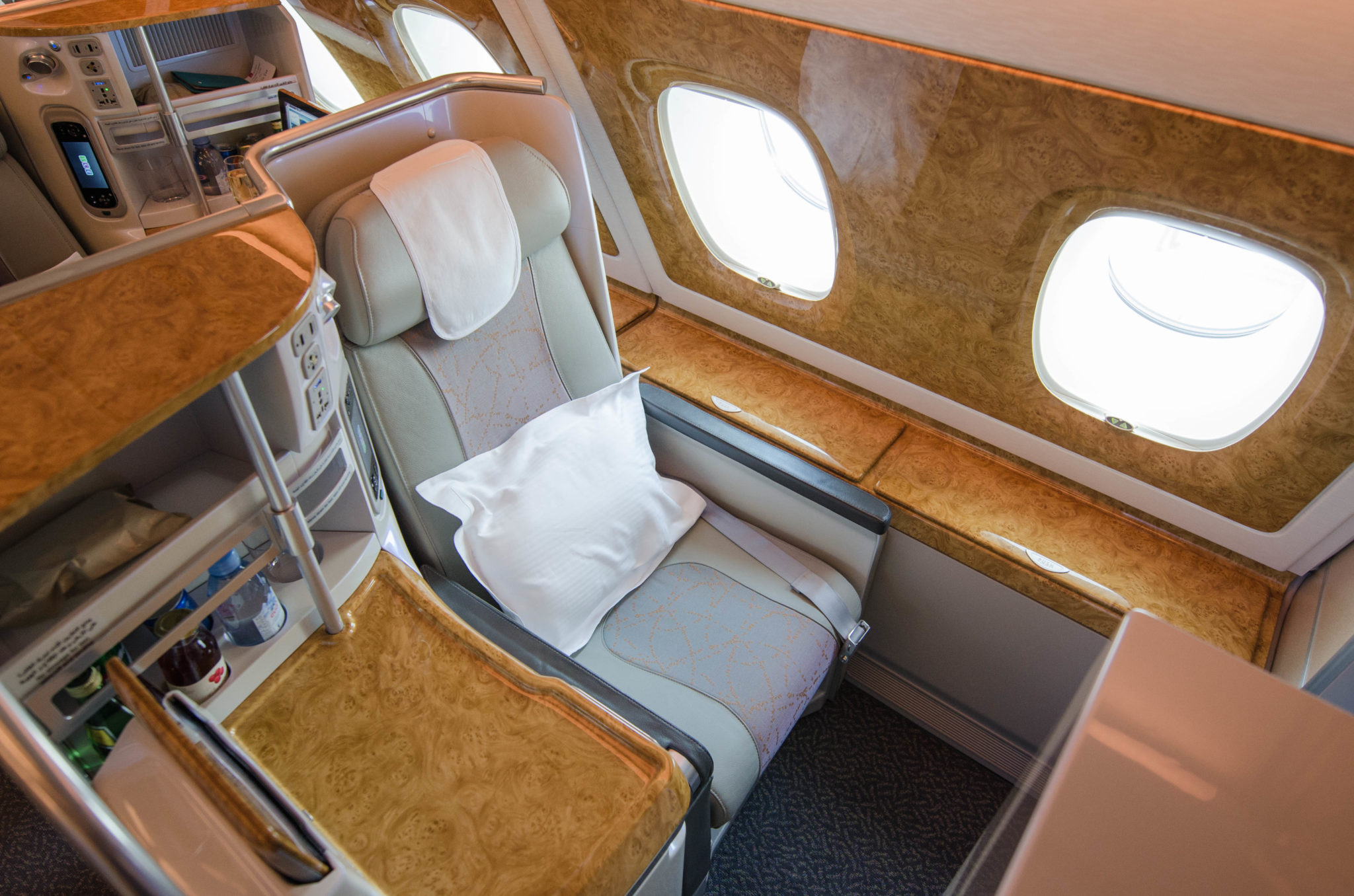 Die Sitze in der Emirates A380 Business Class sind modern und groß.