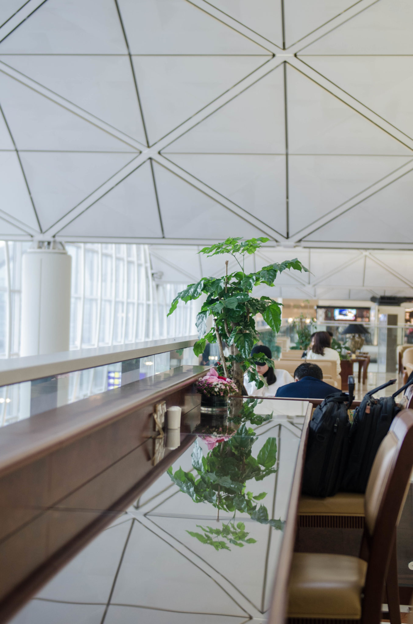 Die Emirates Business Class Lounge am Hongkong Airport ist groß und hell.