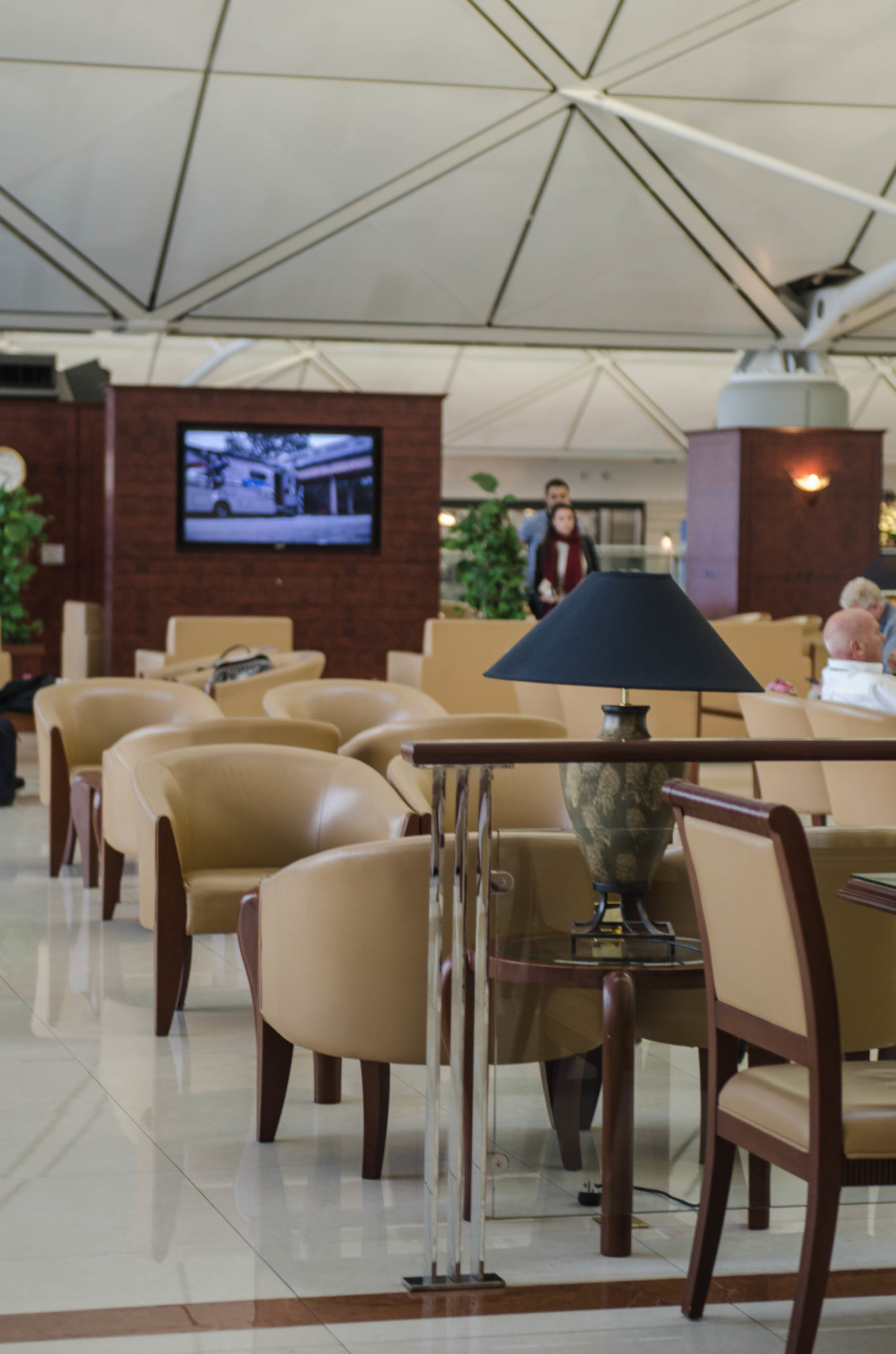 Die Emirates Business Class Lounge am Hongkong Airport ist groß und hell.