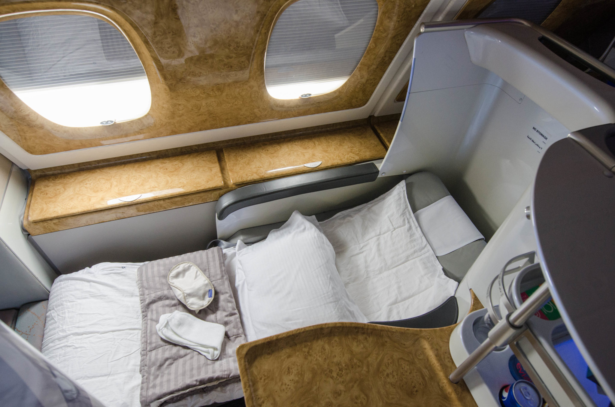 Der Emirates Business Class Sitz lässt sich in ein flaches Bett verwandeln