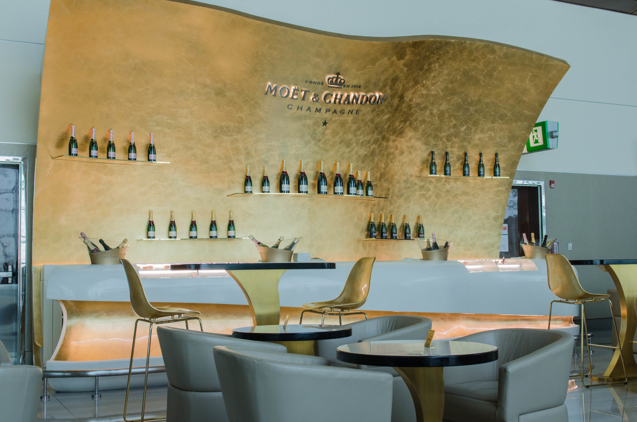 Die Moët & Chandon Bar in der Lounge in Dubai