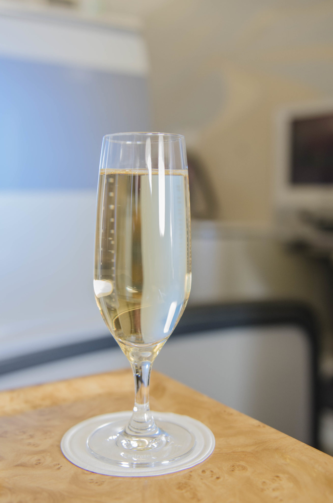 In der Emirates Business Class gibt's ein Glas Champagner zur Begrüßung.