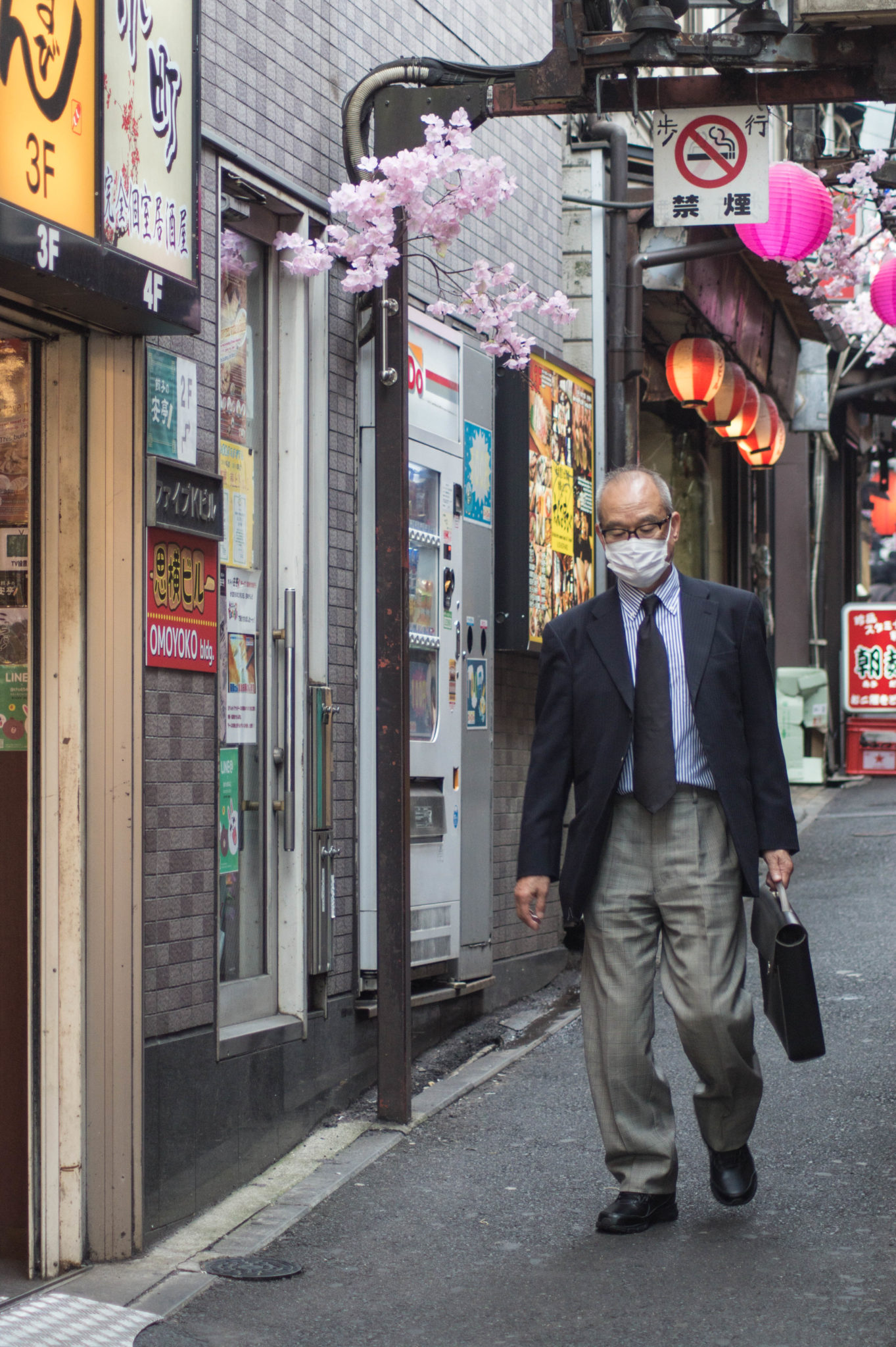 Mundschutz in Japan zu tragen ist ganz normal und gilt einzig dem Schutz vor herumfliegenden Viren.