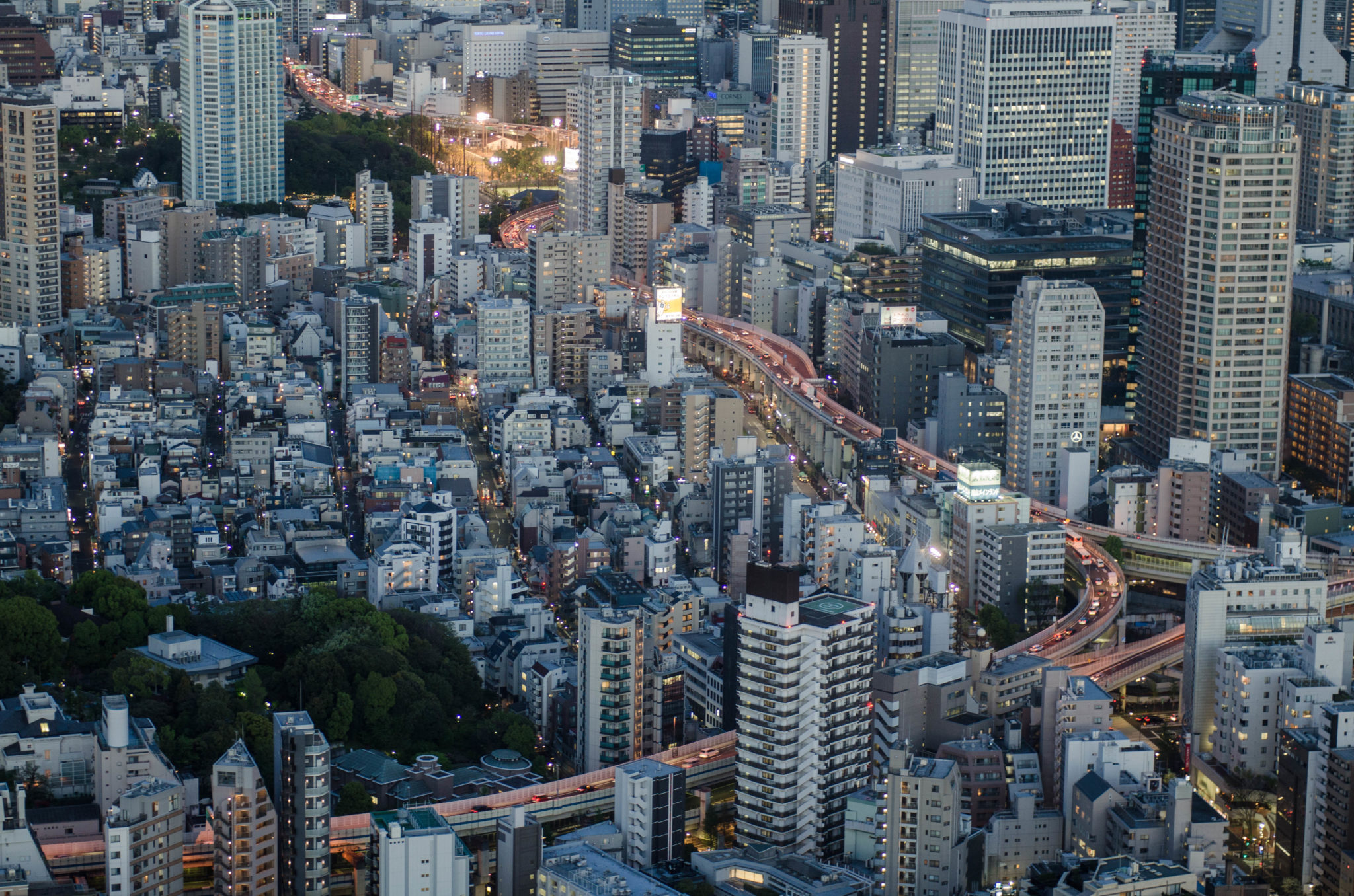 Skyline von Tokio mit Verkehr am Abend