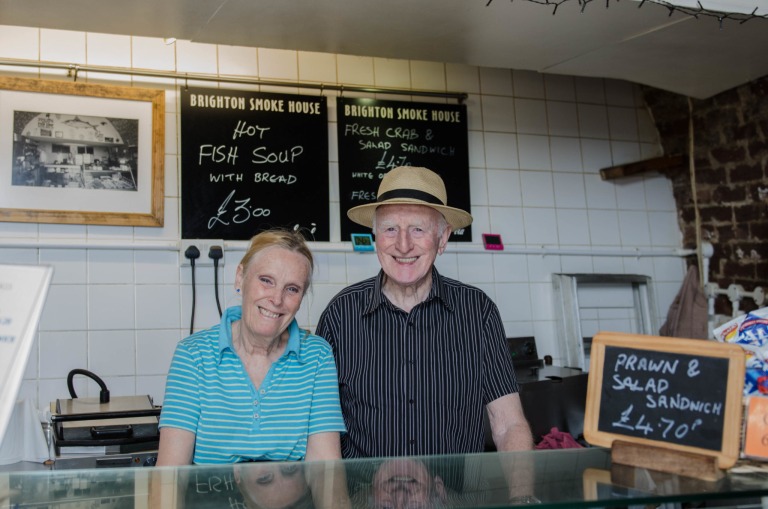 Jack and Linda Mills räuchern schon seit etlichen Jahren ihren Fisch am Brighton Beach.