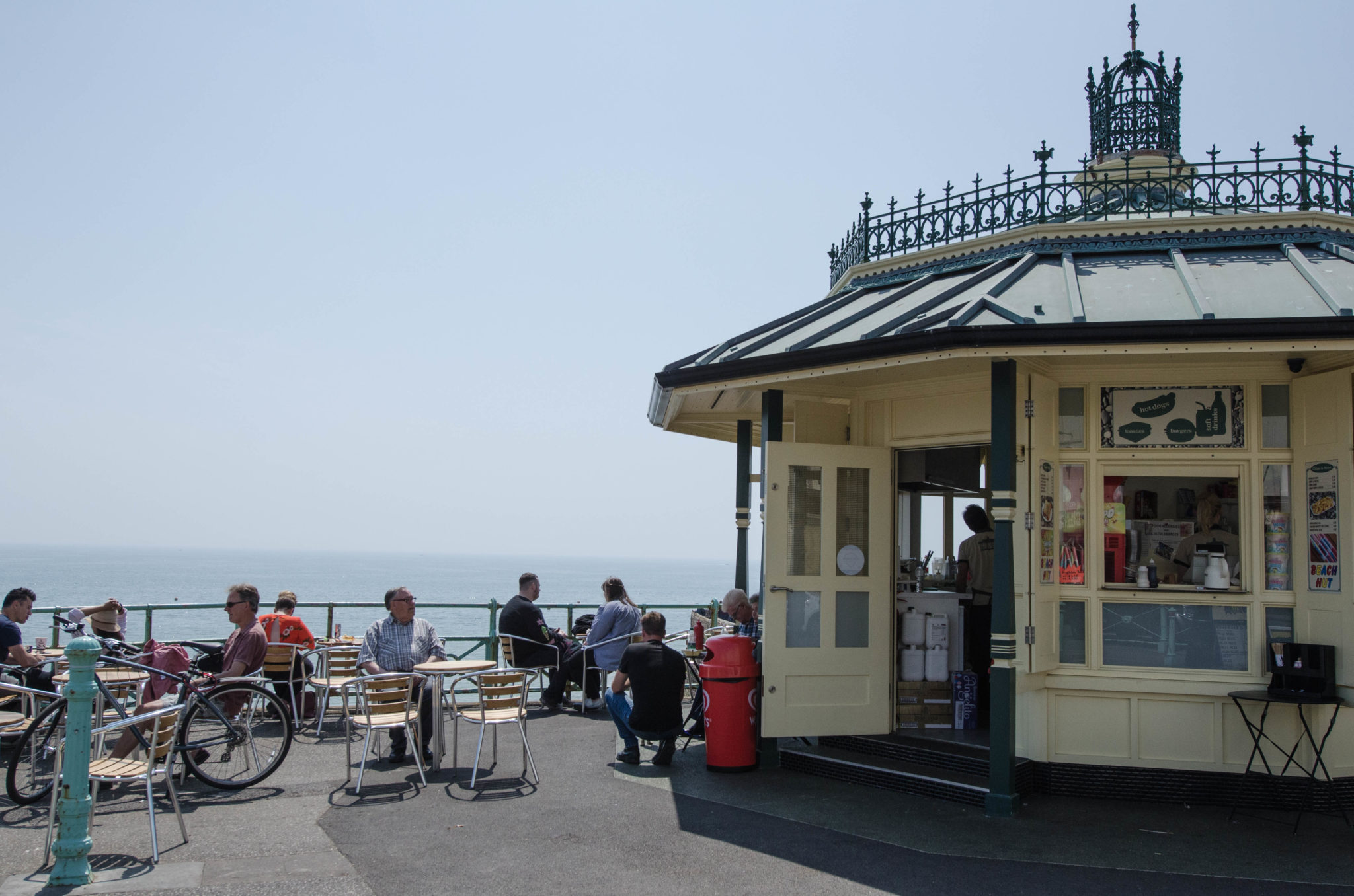 Am Brighton Beach treffen sich alle: Von Rentnern über Kinder bis hin zu Touristen.
