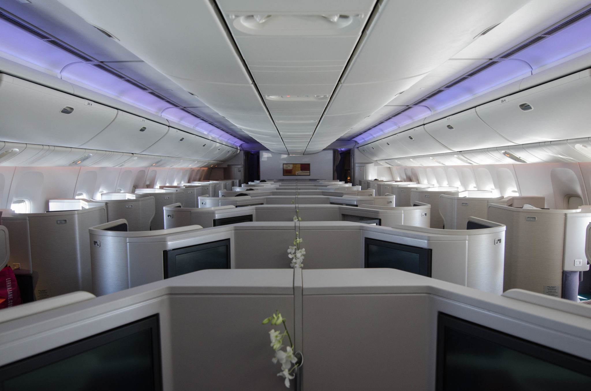 Die Kabine in der Cathay Pacific Business Class ist hell und geräumig.