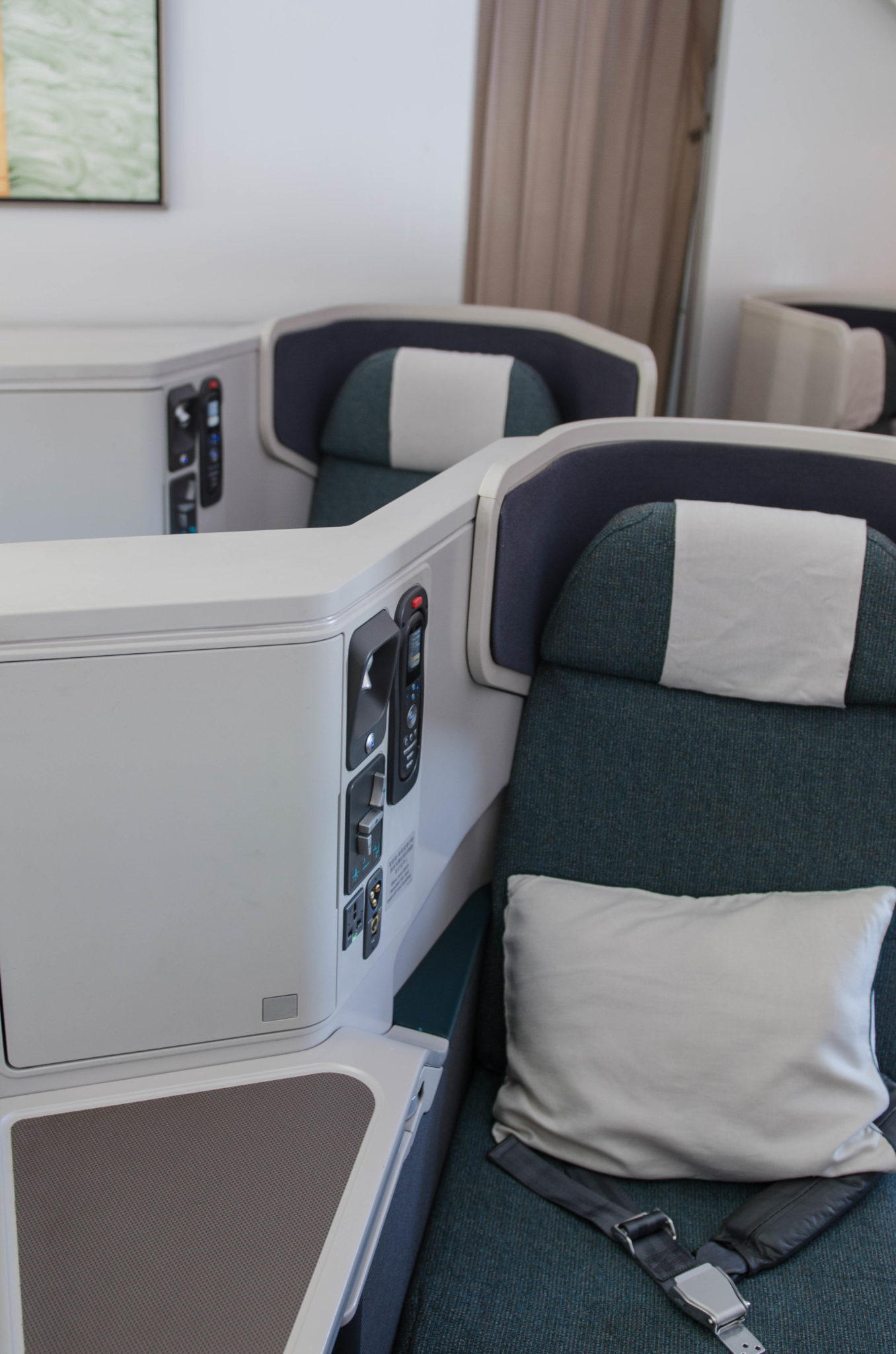 Die Kabine in der Cathay Pacific Business Class ist hell und geräumig.