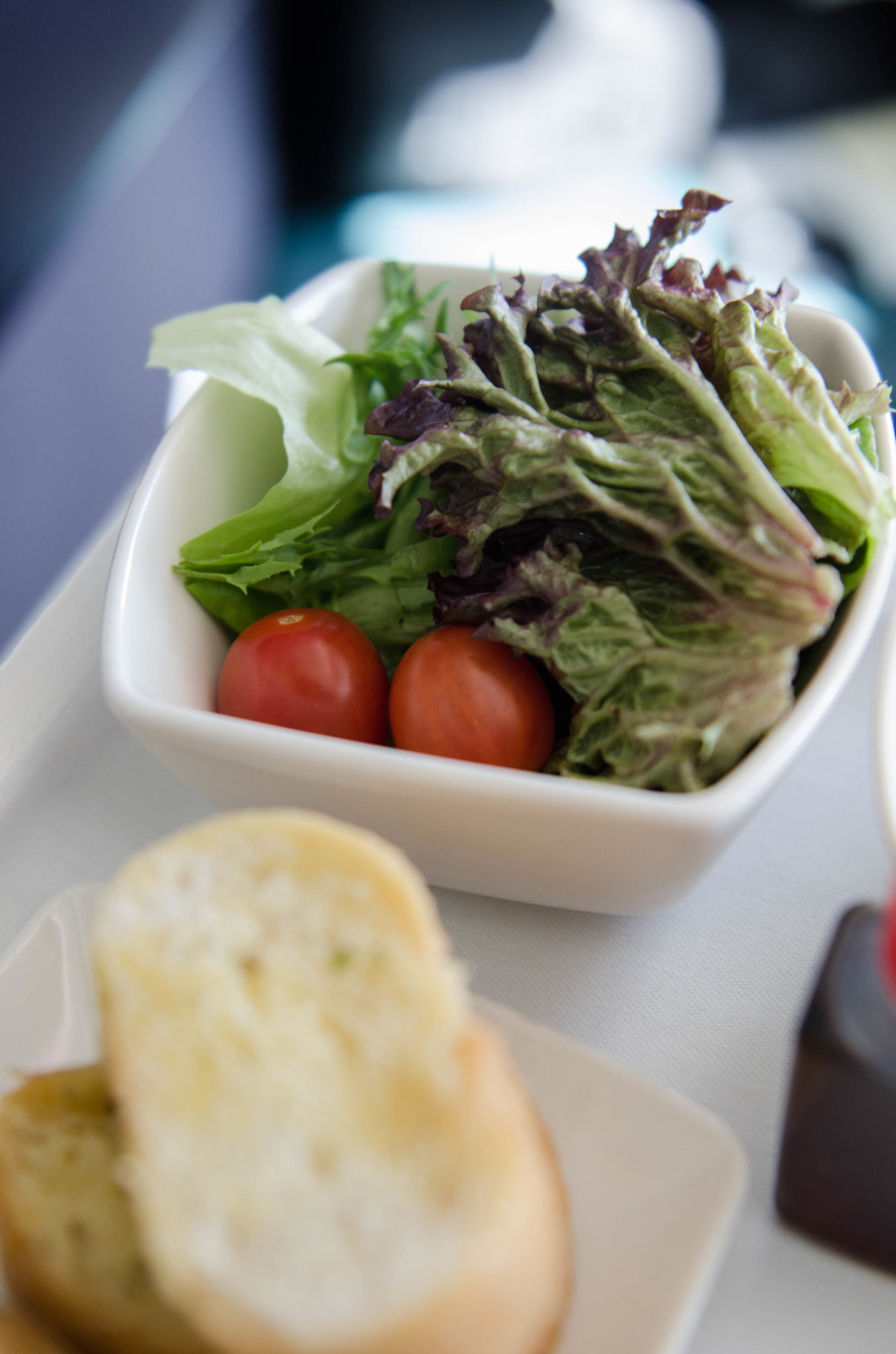 Das Mittagessen in der Cathay Pacific Business Class ist frisch und lecker.