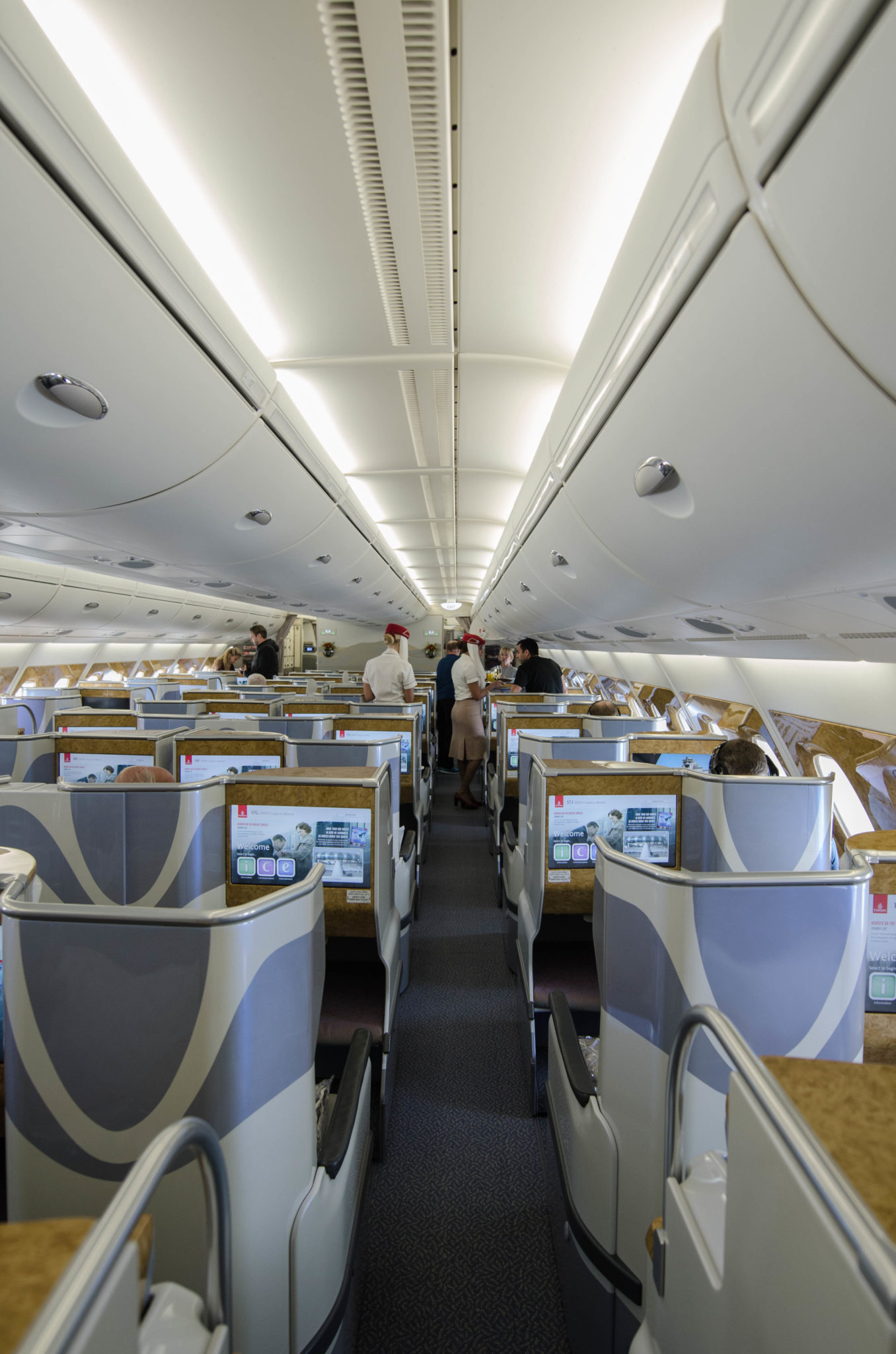 Die Kabine der Emirates Business Class im A380 ist geräumig und hell.