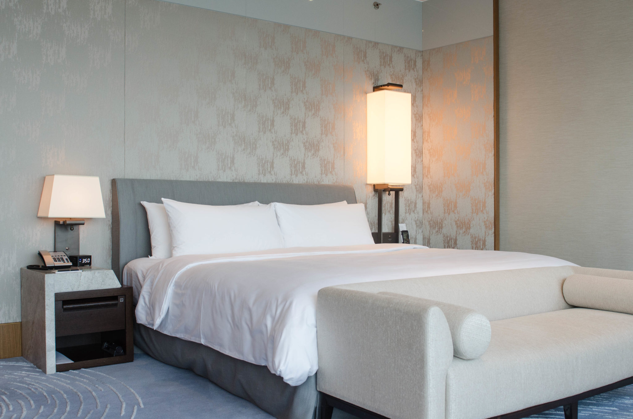 Die Zimmer im Kerry Hotel Hong Kong sind groß und gemütlich.