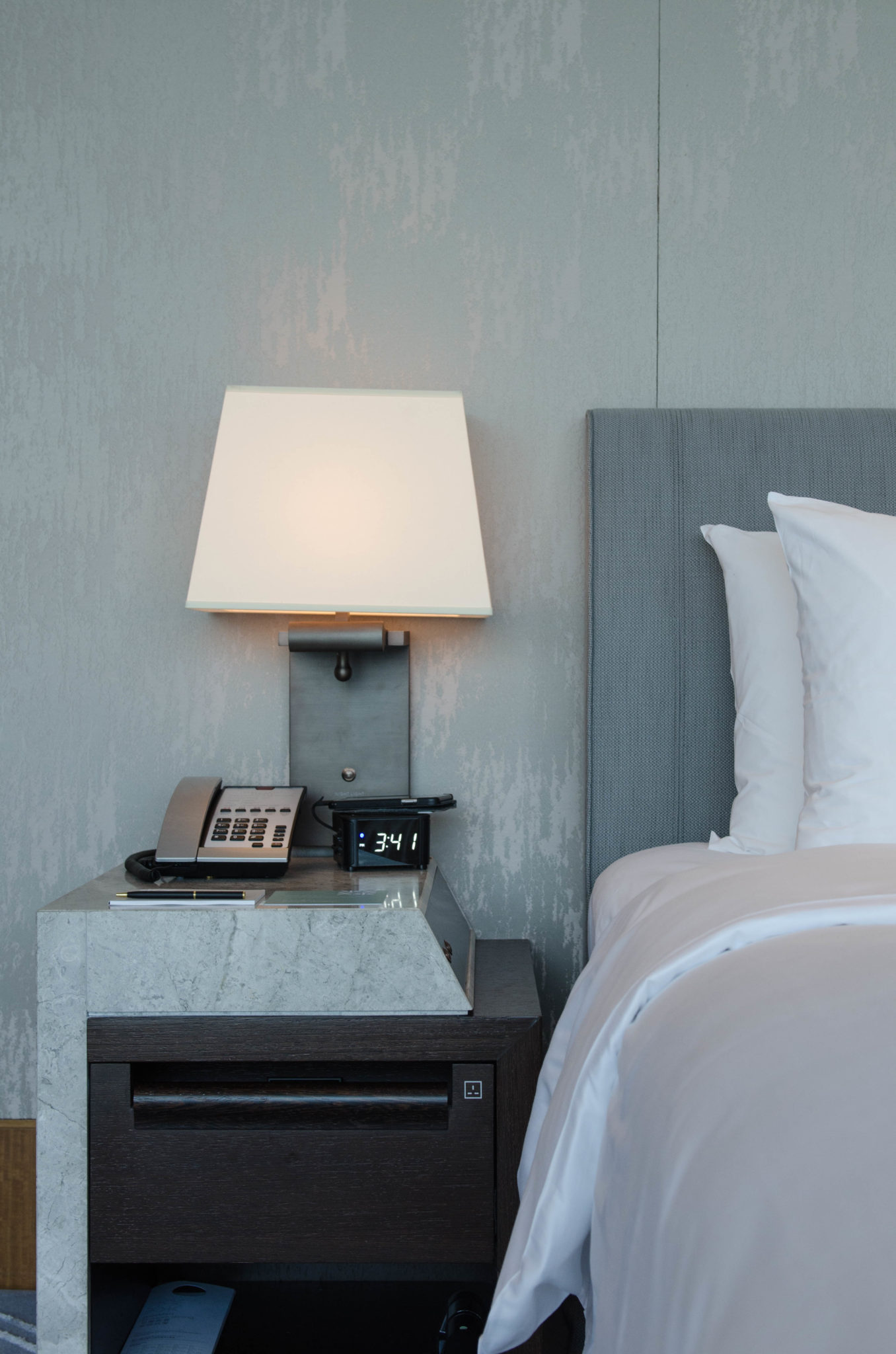 Die Zimmer im Kerry Hotel Hong Kong sind groß und gemütlich.