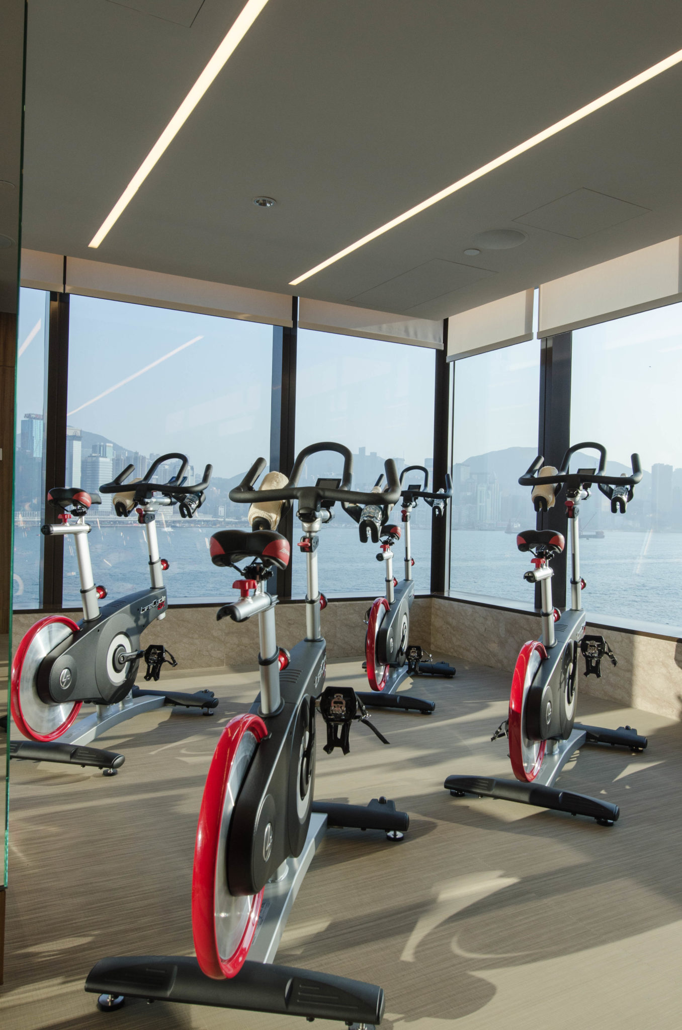 Der Fitnessbereich im Kerry Hotel Hong Kong hat Fahrräder und moderne Geräte.