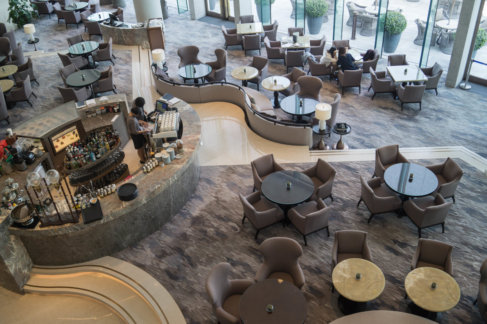 Das Foyer des Kerry Hotel in Hongkong ist groß und trotzdem gemütlich