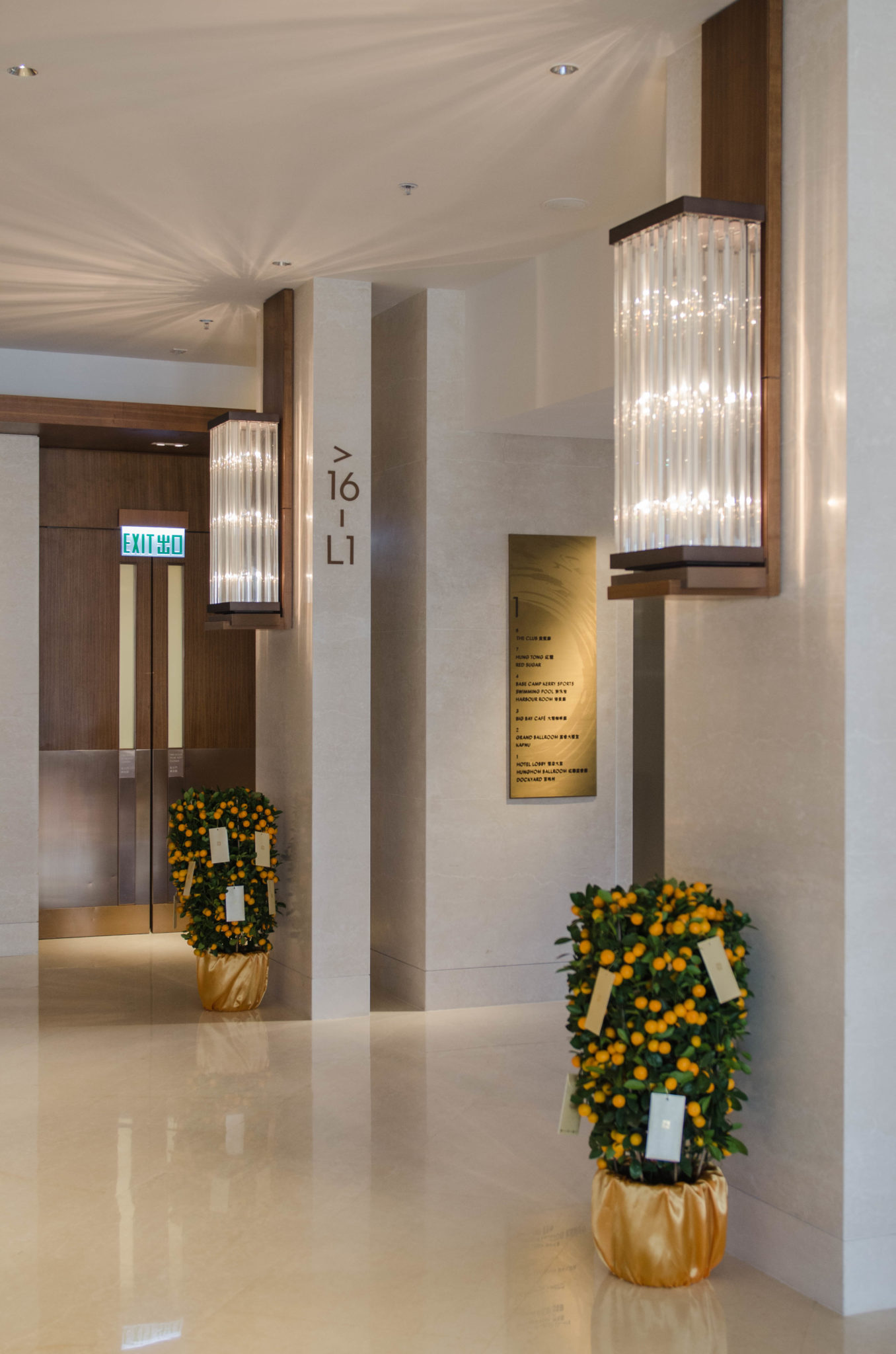 Die Rezeption vom Kerry Hotel Hong Kong ist groß und trotzdem gemütlich.