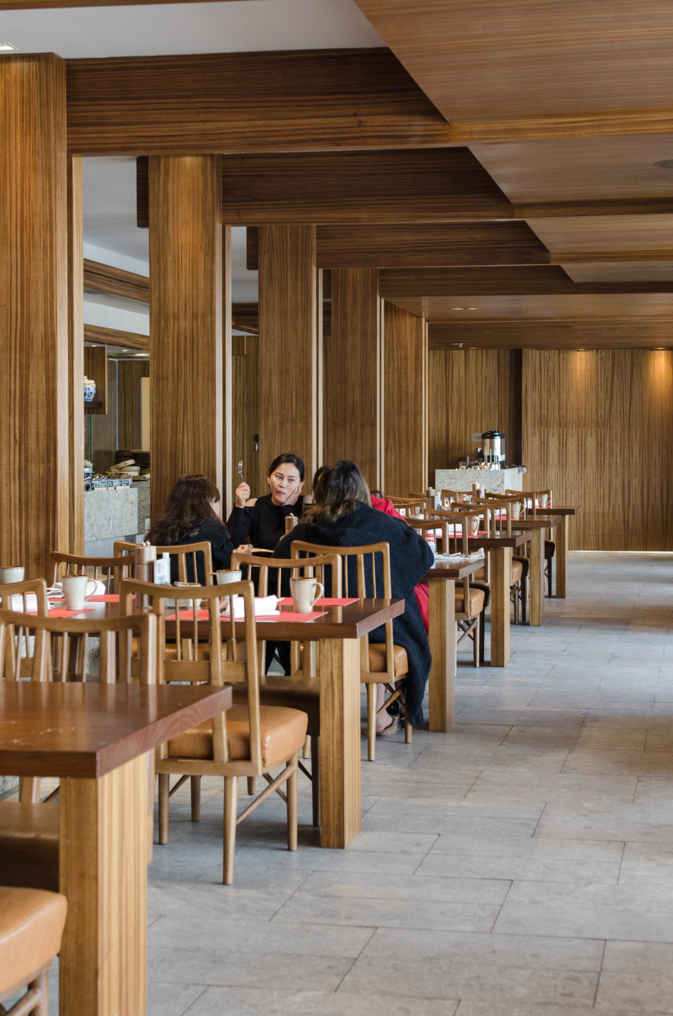 Im Kerry Hotel in Hong Kong gibt es mehrere Restaurants und den Streetfoodbereich Dockyard.