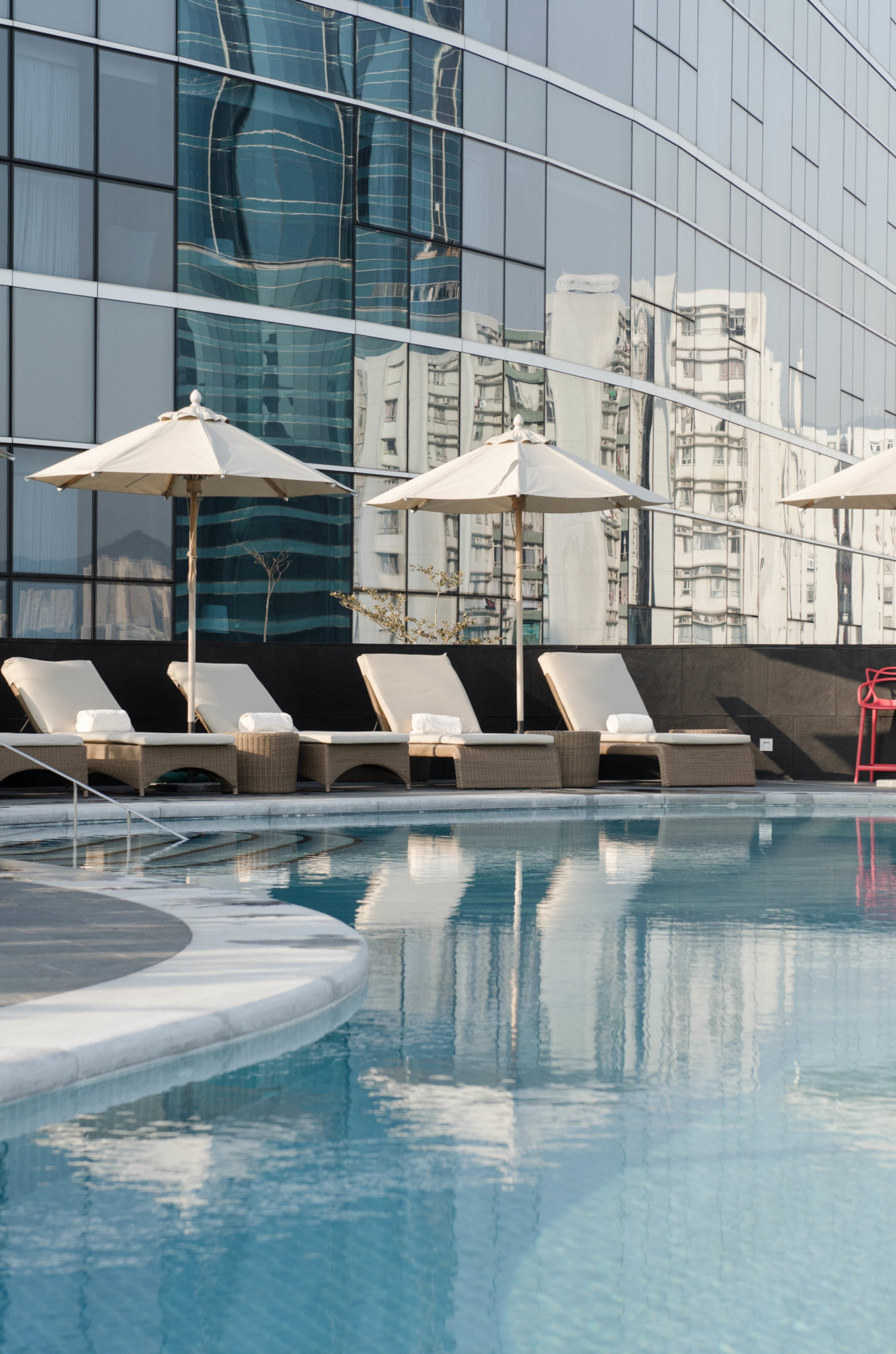 Im Pool des Kerry Hotel in Hongkong kann man sich entspannen.