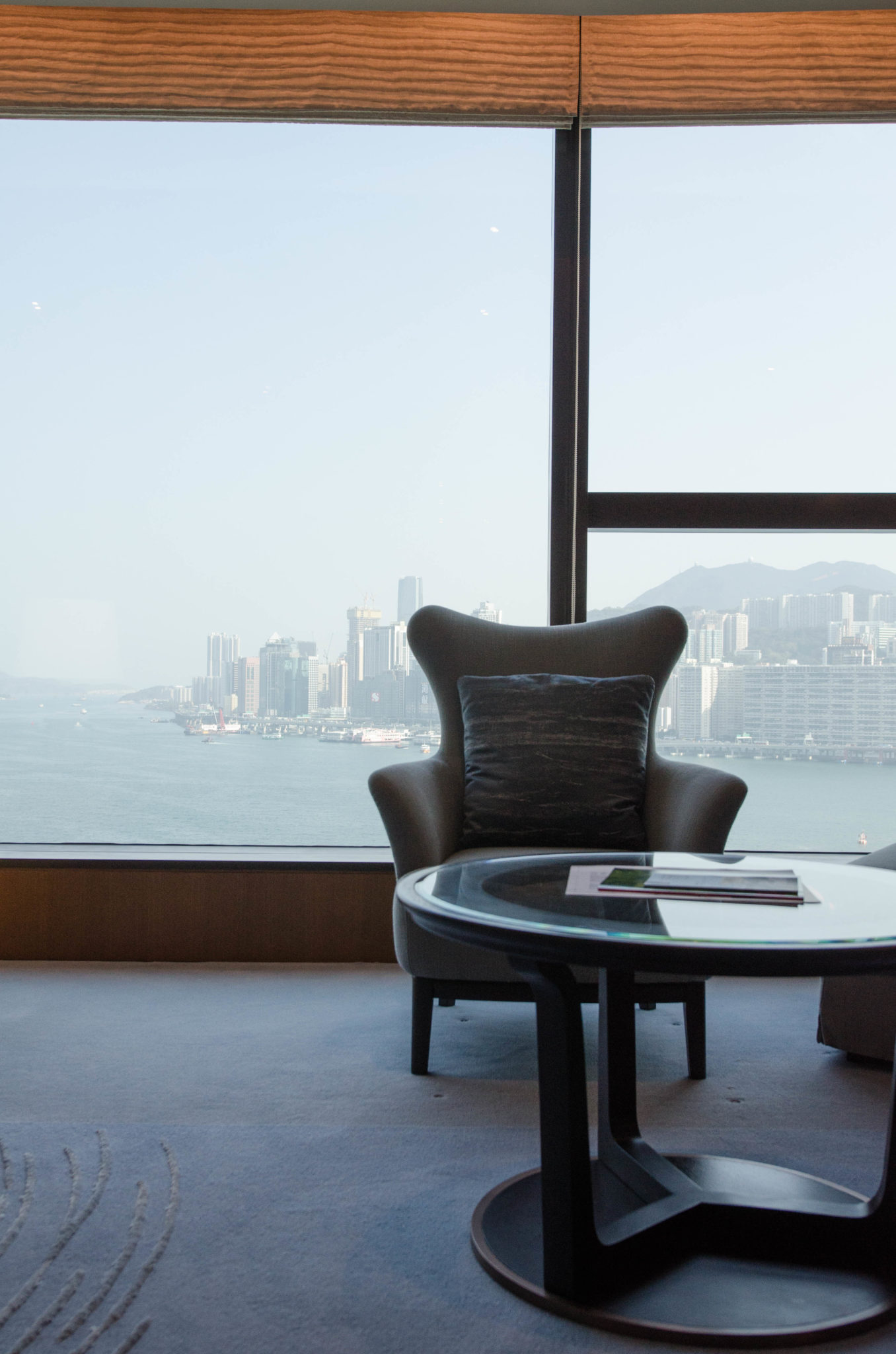 Die Zimmer im Kerry Hotel Hong Kong sind groß und gemütlich.