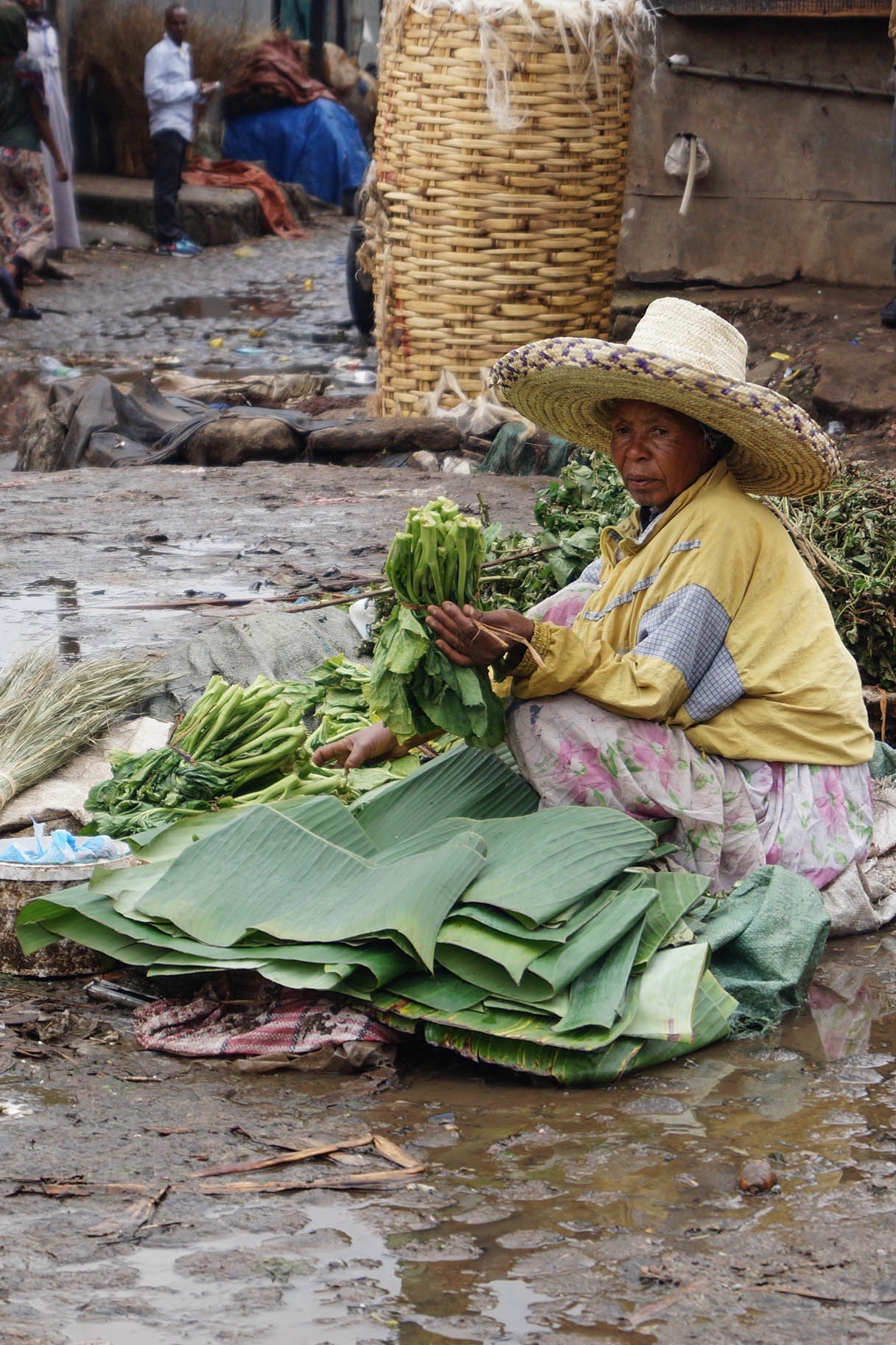 Die Dame hier verkauft Gemüse auf dem großen Mercato in Addis Abeba.