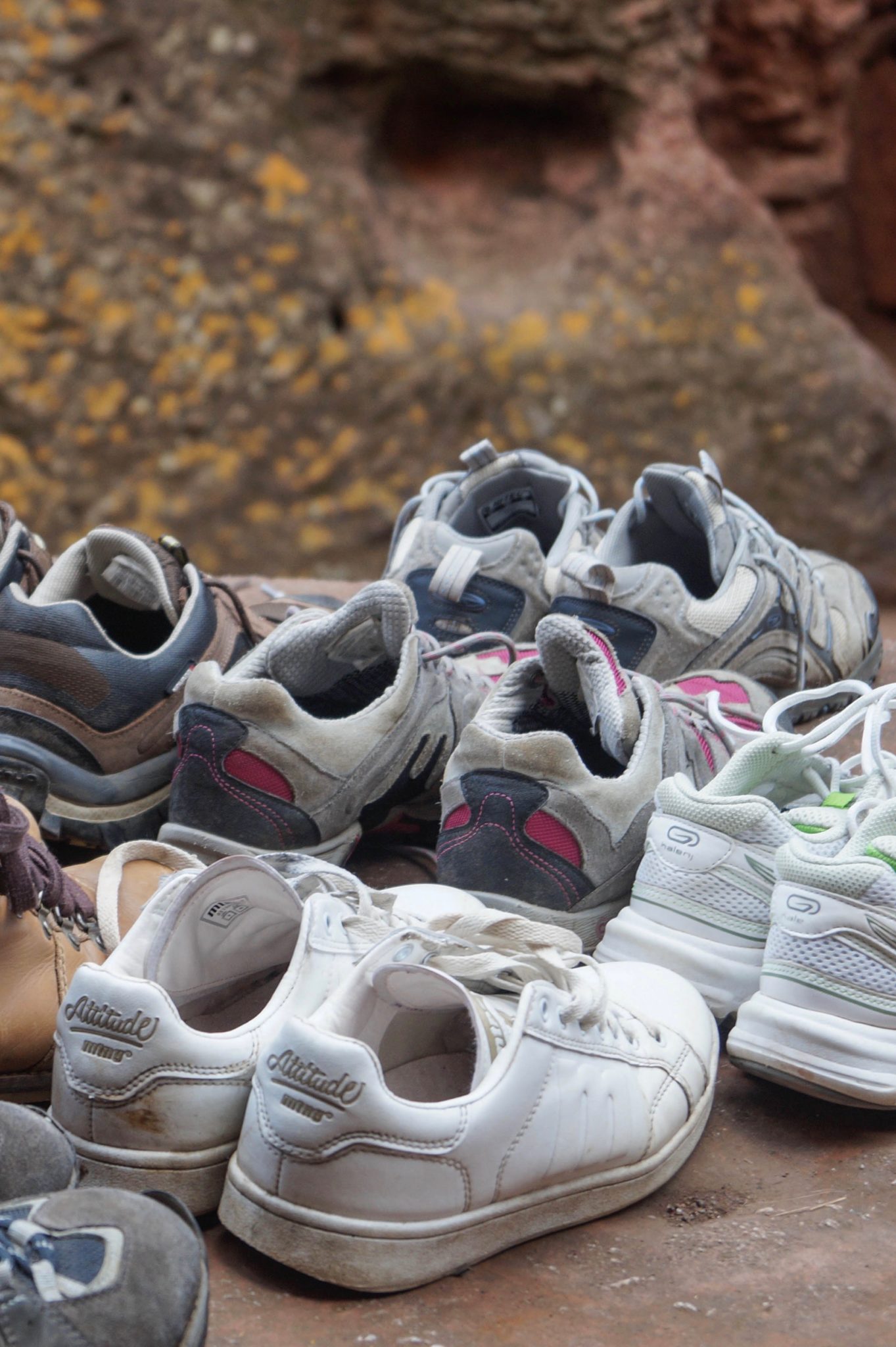 Schuhsammlung in den Felsenkirchen von Lalibela