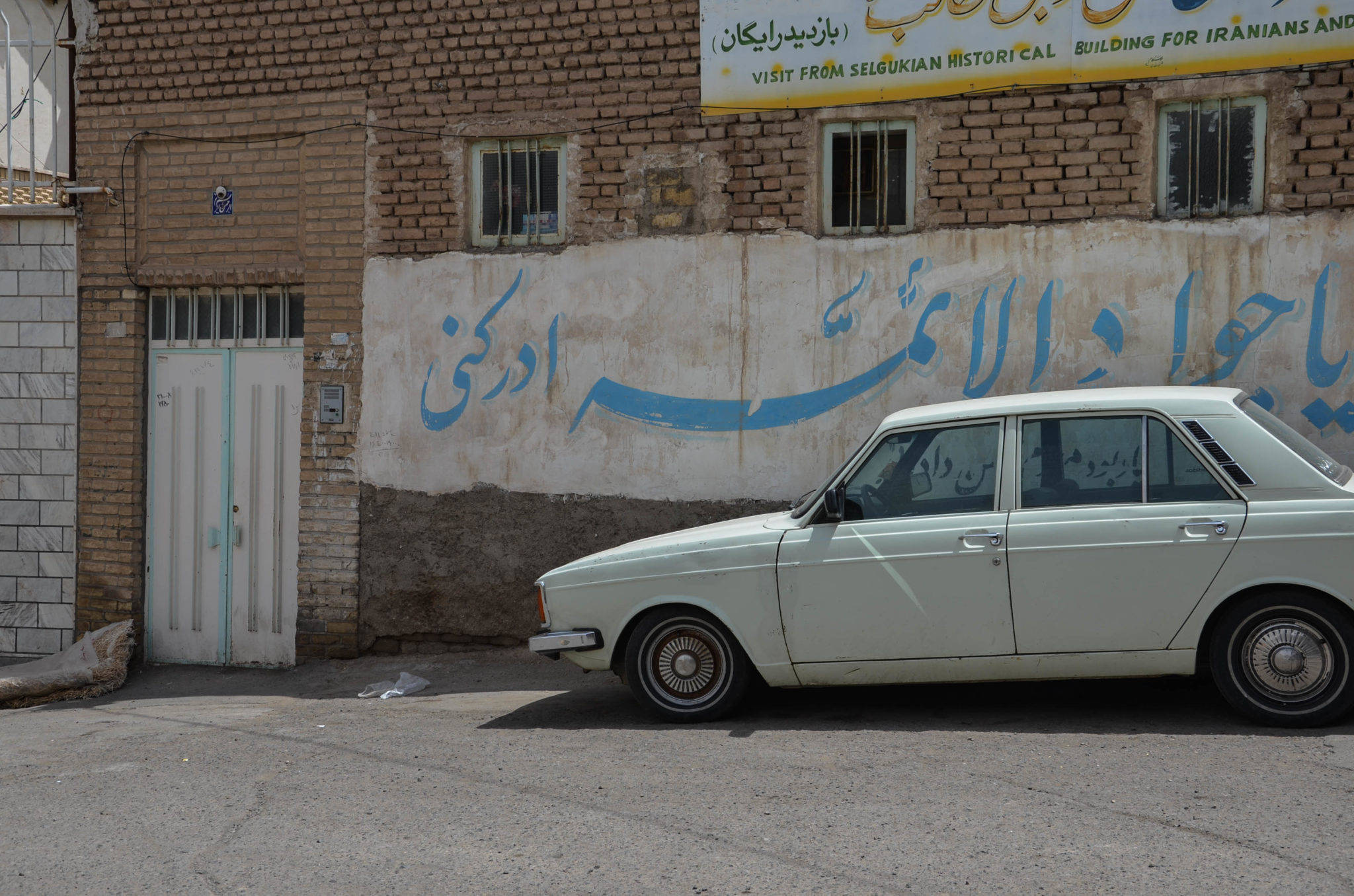 Ein altes Auto in Yazd