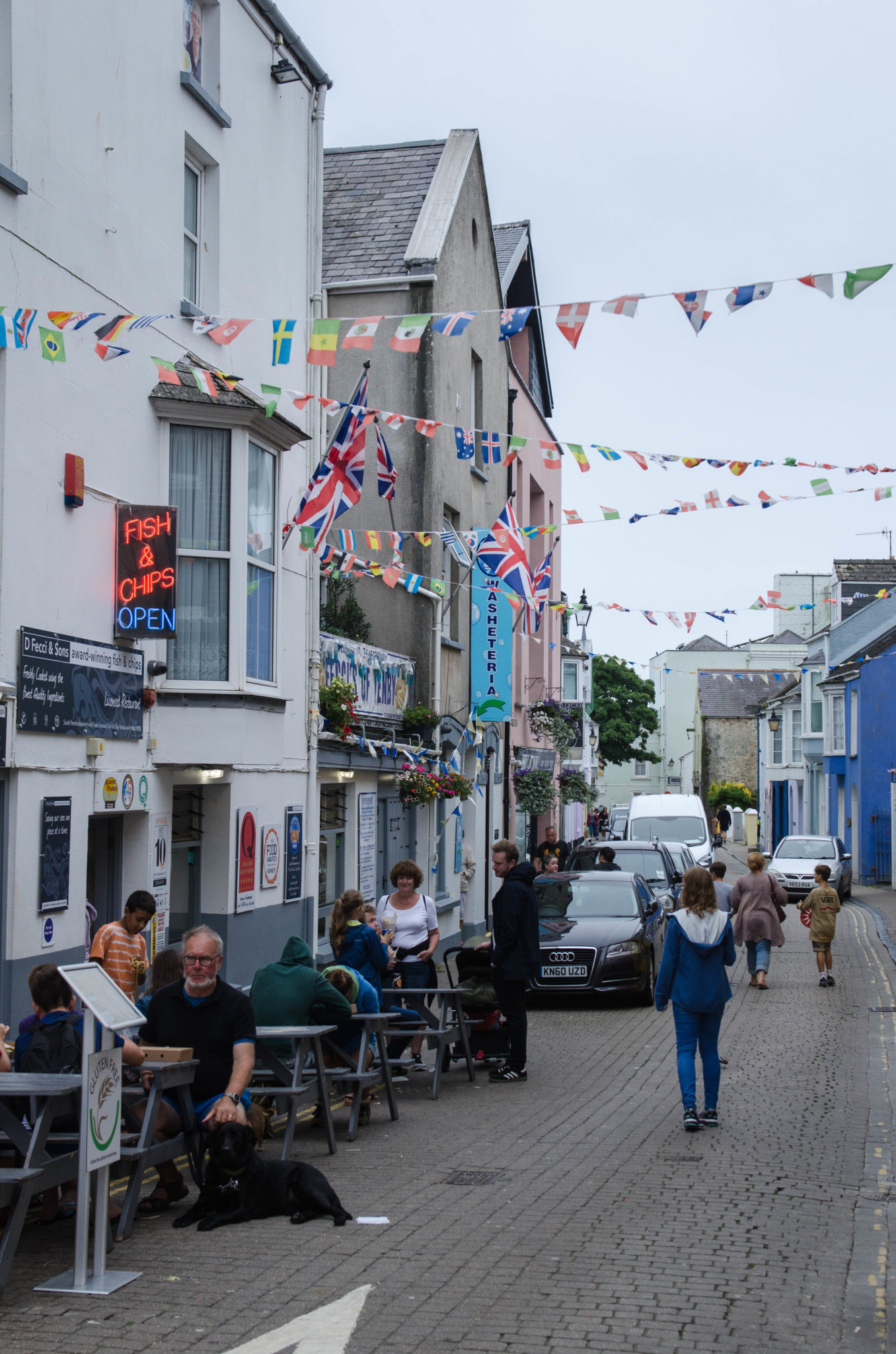 Bunte Fahnen wehen in den Gassen von Tenby