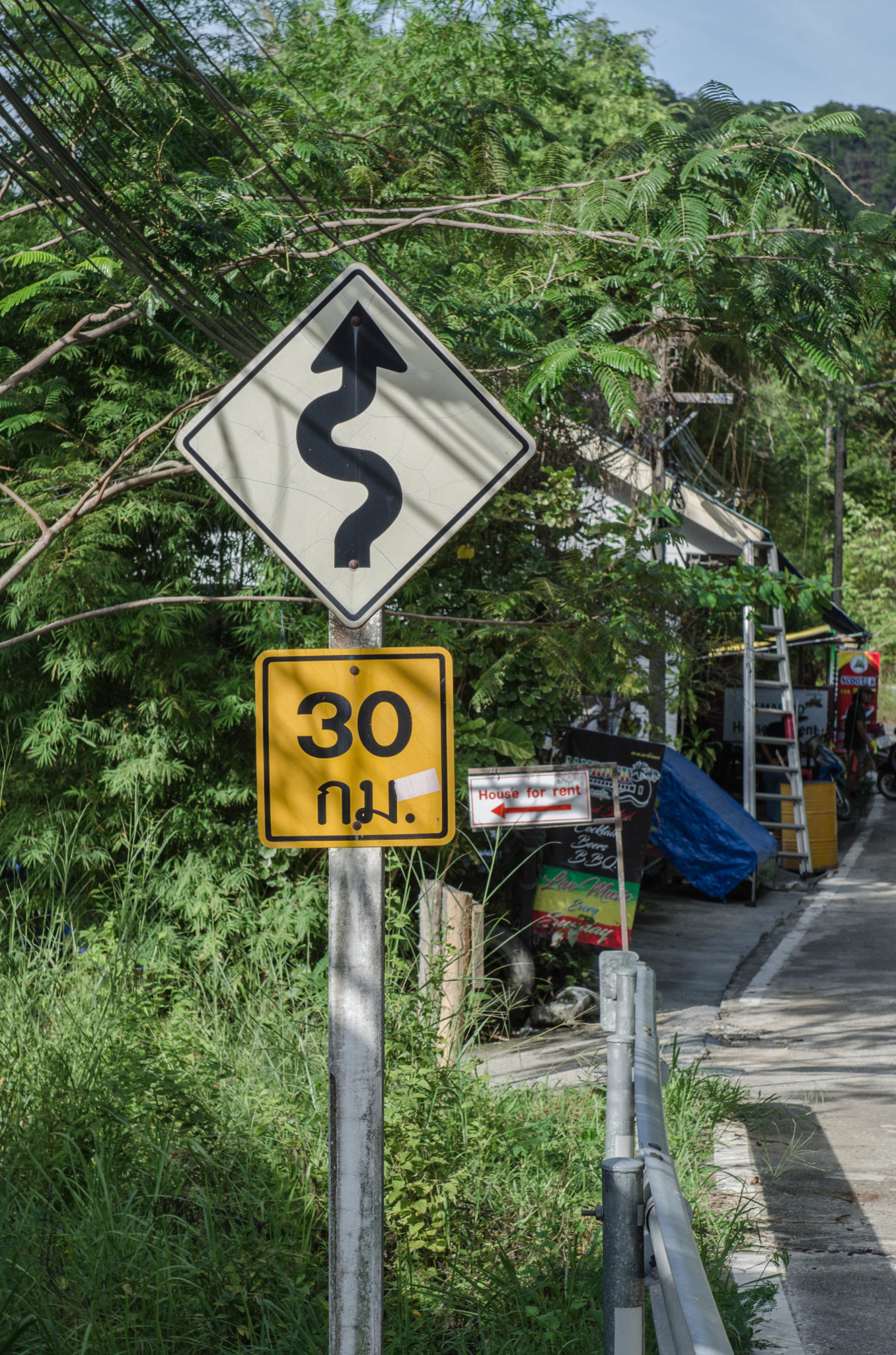 Straßenschilder und Transport auf Koh Phangan