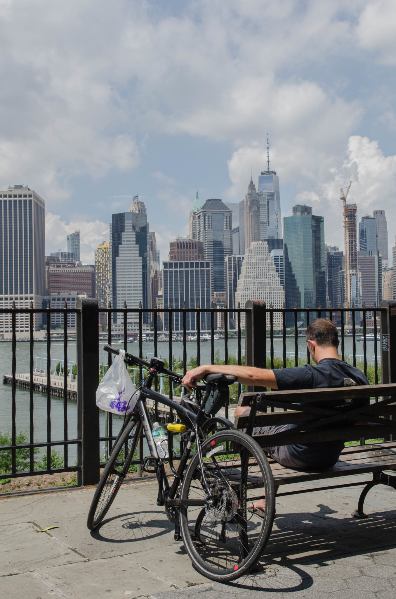 Mann mit Fahrrad vor der Skyline von New York
