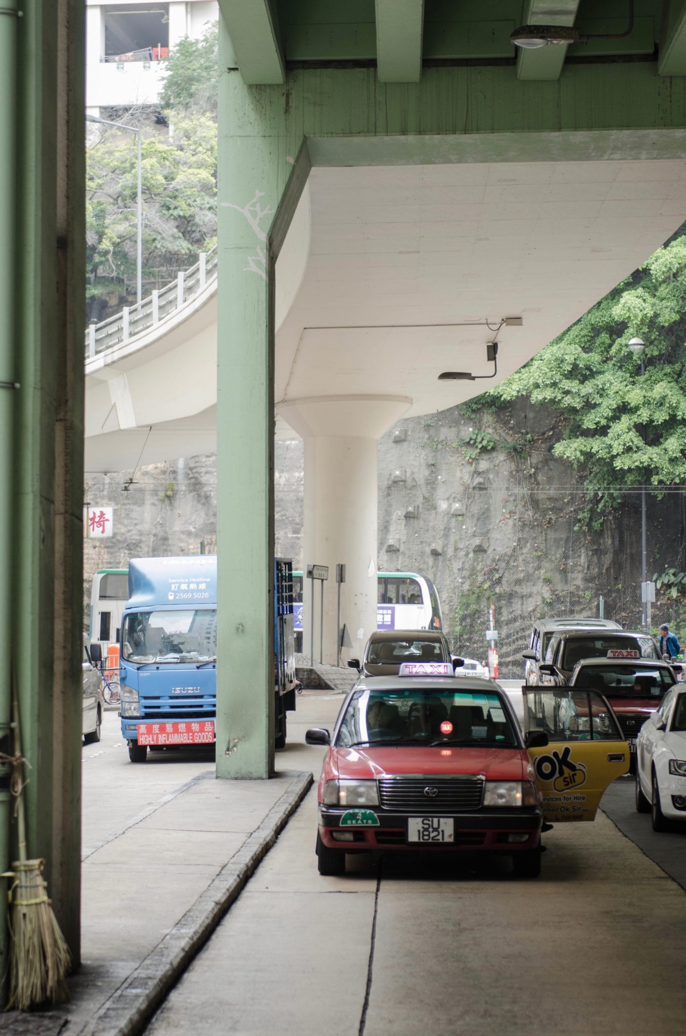 Ein Taxi im Viertel Causeway Bay in Hongkong