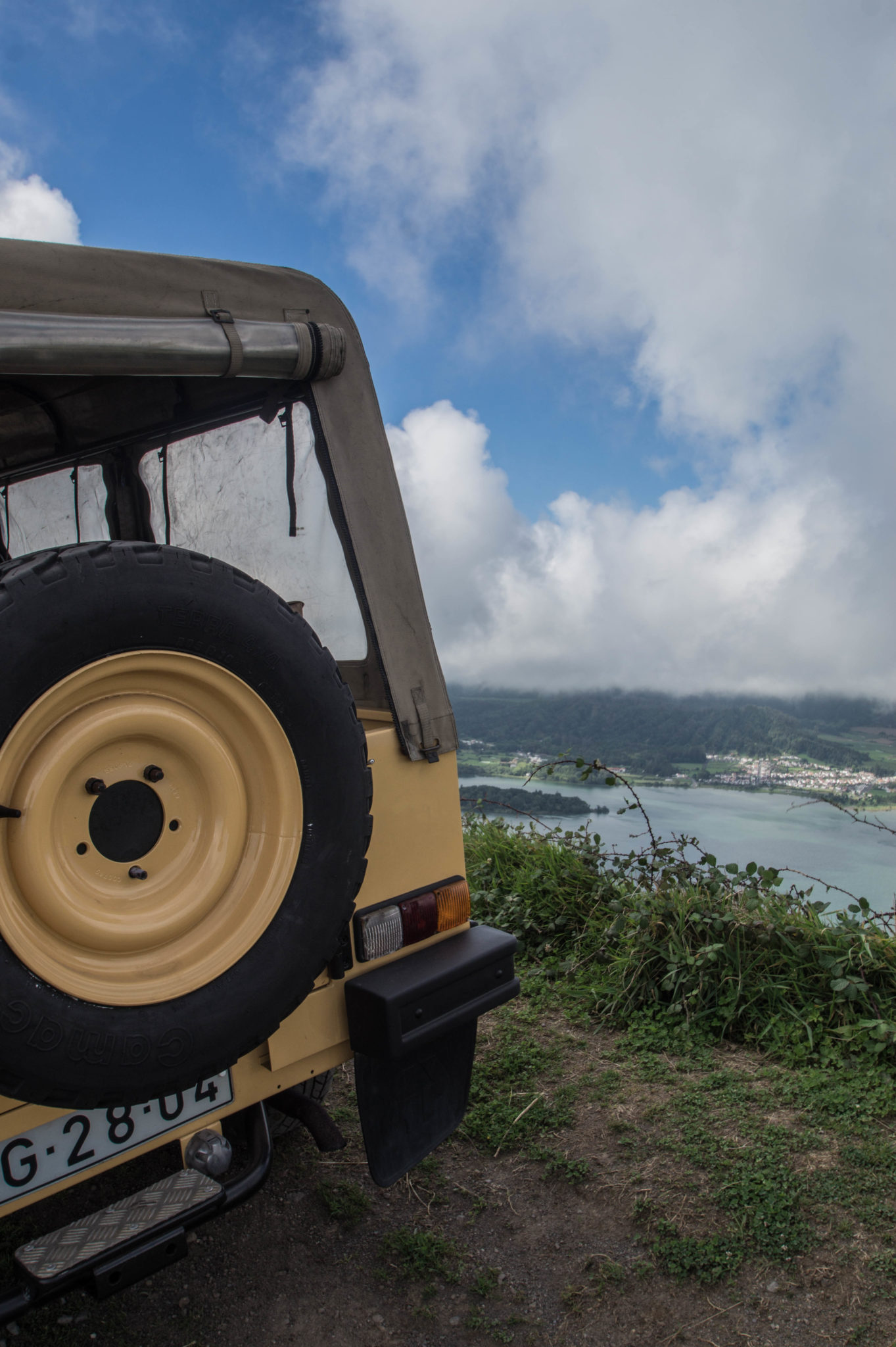 Mit dem Jeep kann man gut durch die Landschaft von Sao Miguel fahren