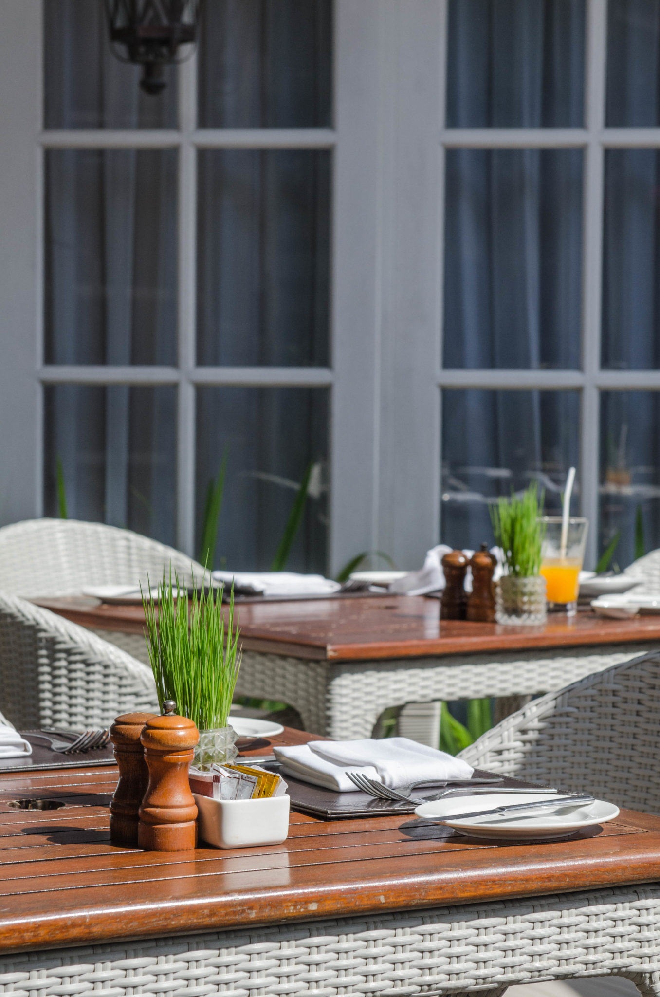 Das Frühstück findet am Pool an kleinen Tischen statt.