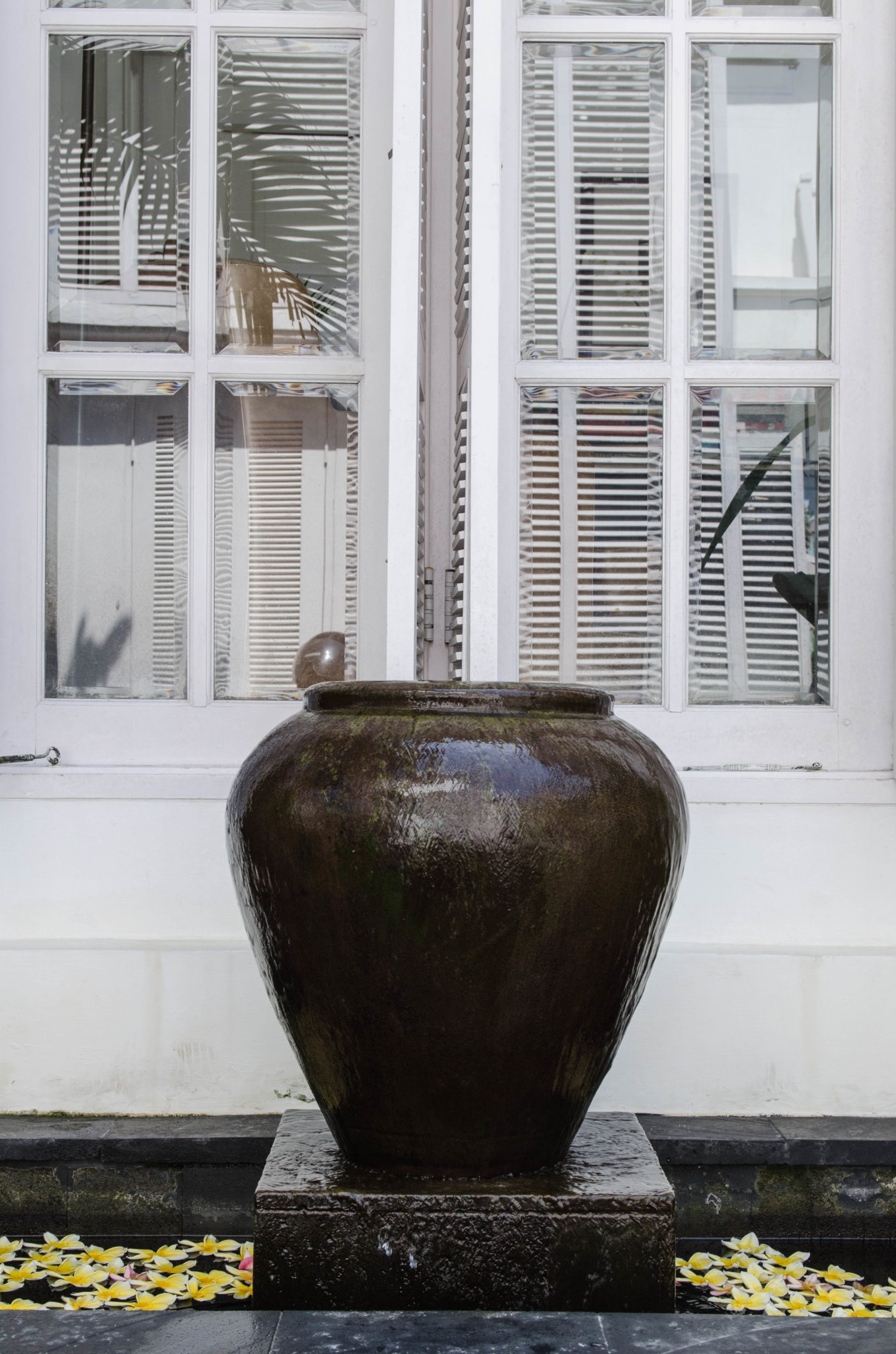 Eine große Vase in der Hotelanlage.