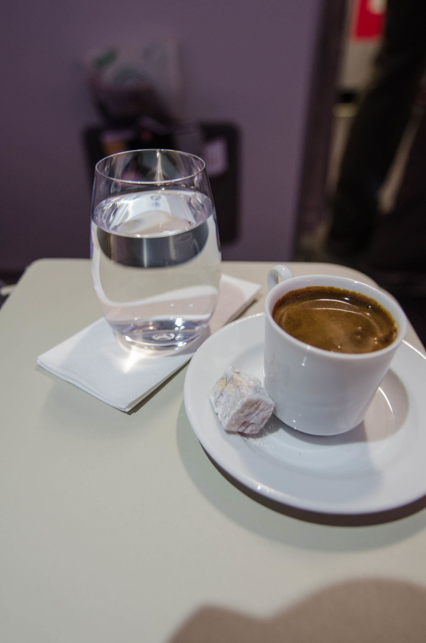 Ein Espresso in der Turkish Airlines Business Class gehört zum Essen und Trinken an Bord