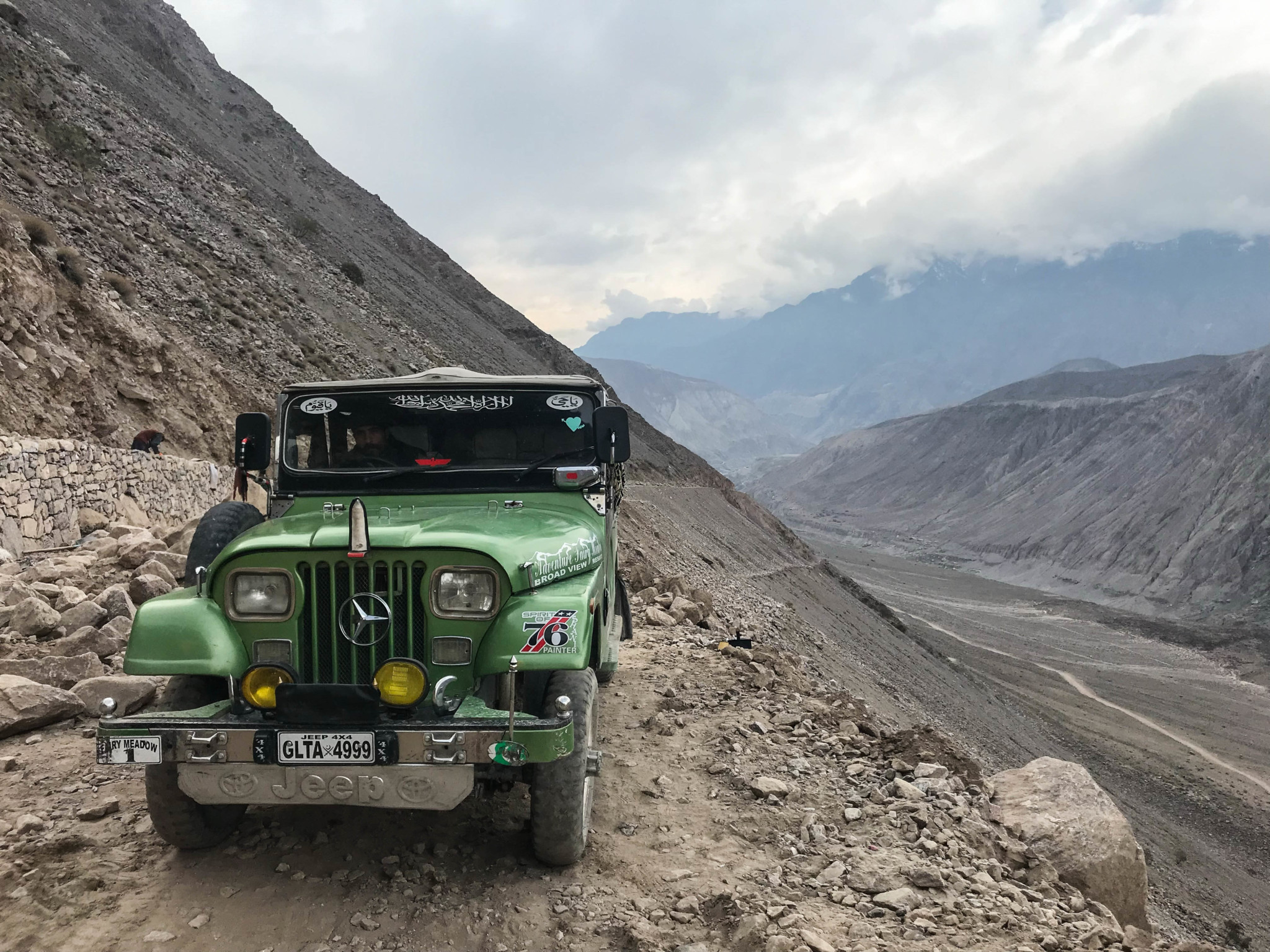 Die Jeeps bringen einen im Pakistan Urlaub nach Fairy Meadows.