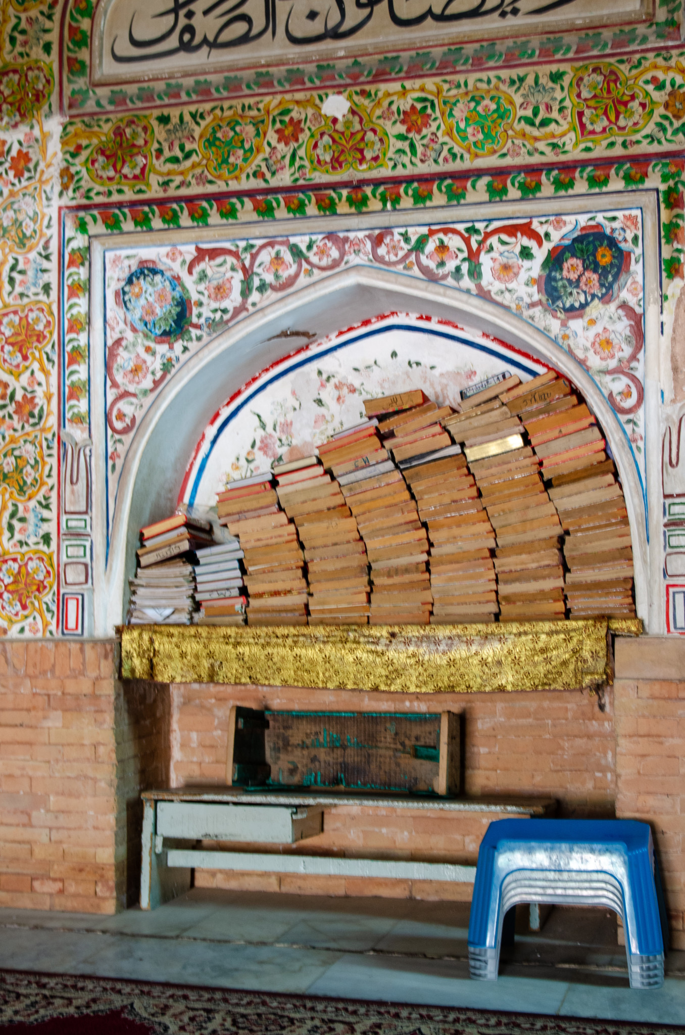 Koranbücher in der Moschee von Peschawar